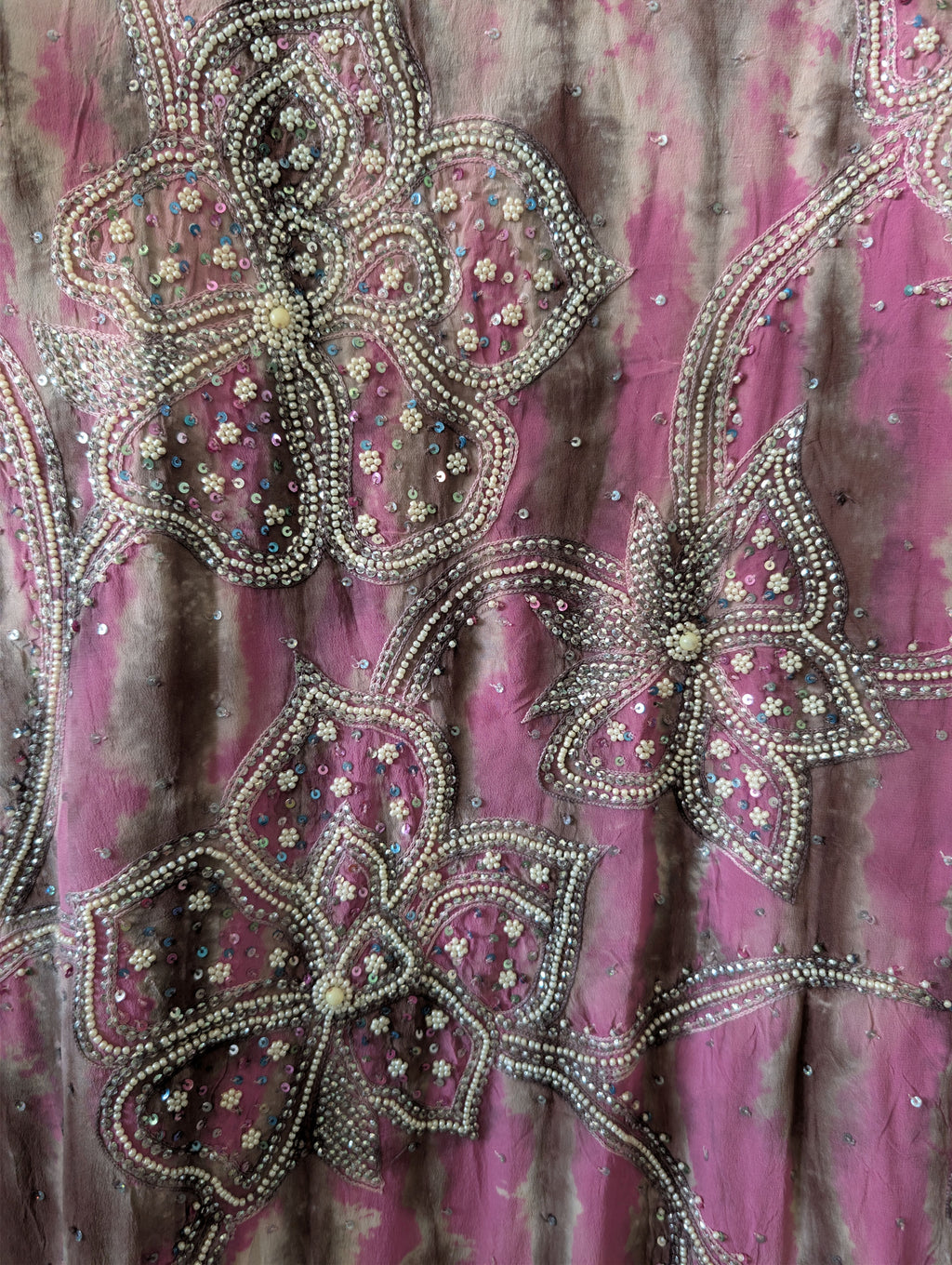 Zoom broderies en perles nacre fleurs modèle The Ritual tie and dye rose marron et intérieur en velour de coton vert Yayavara Creation