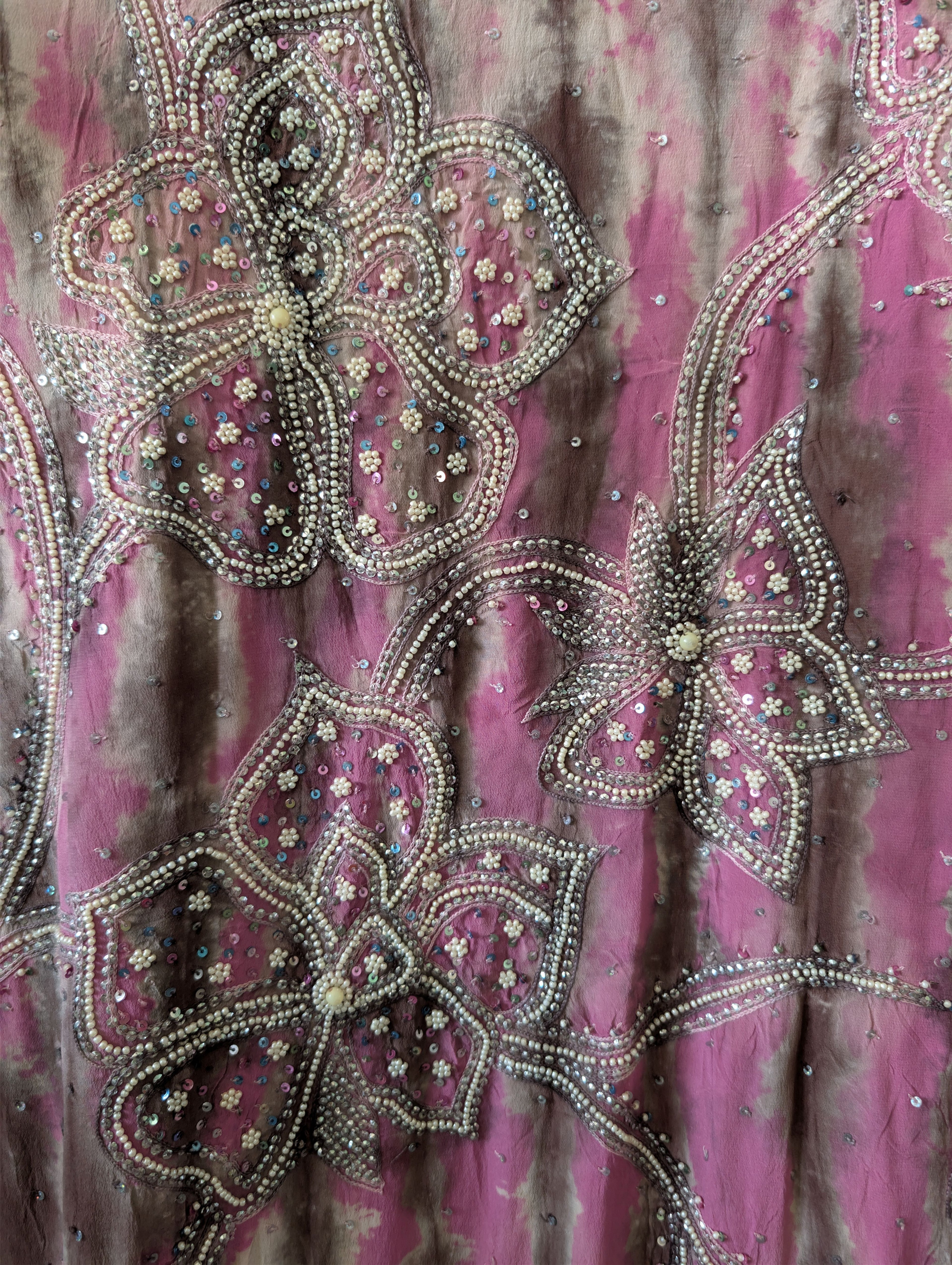 Zoom broderies en perles nacre fleurs modèle The Ritual tie and dye rose marron et intérieur en velour de coton vert Yayavara Creation