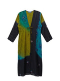 Flat lay front side The Eternal longue veste en soie naturelle et broderies à la main pièce unique moutarde et turquoise