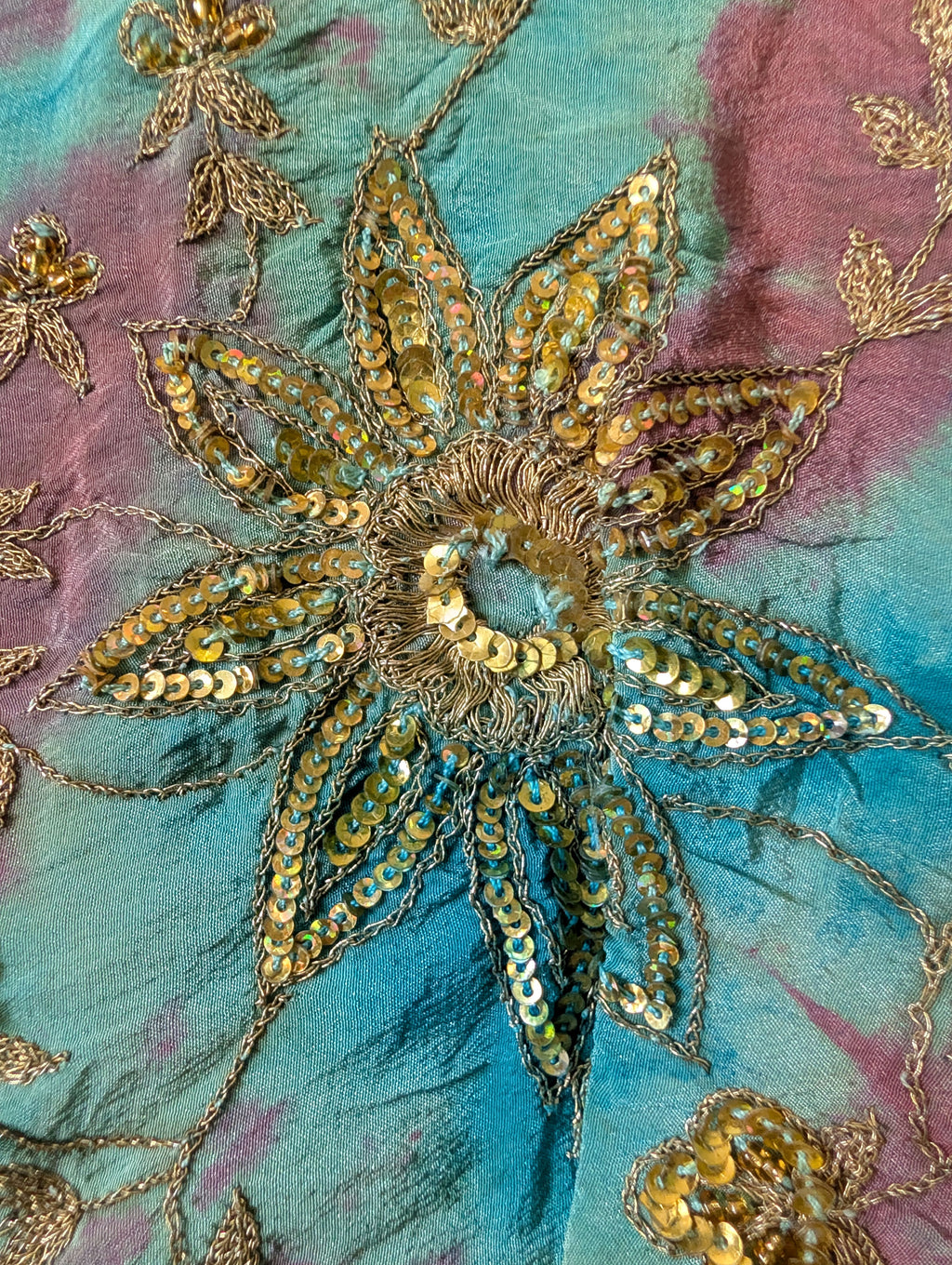 Details broderies fleurs et sequins Marigold haze
