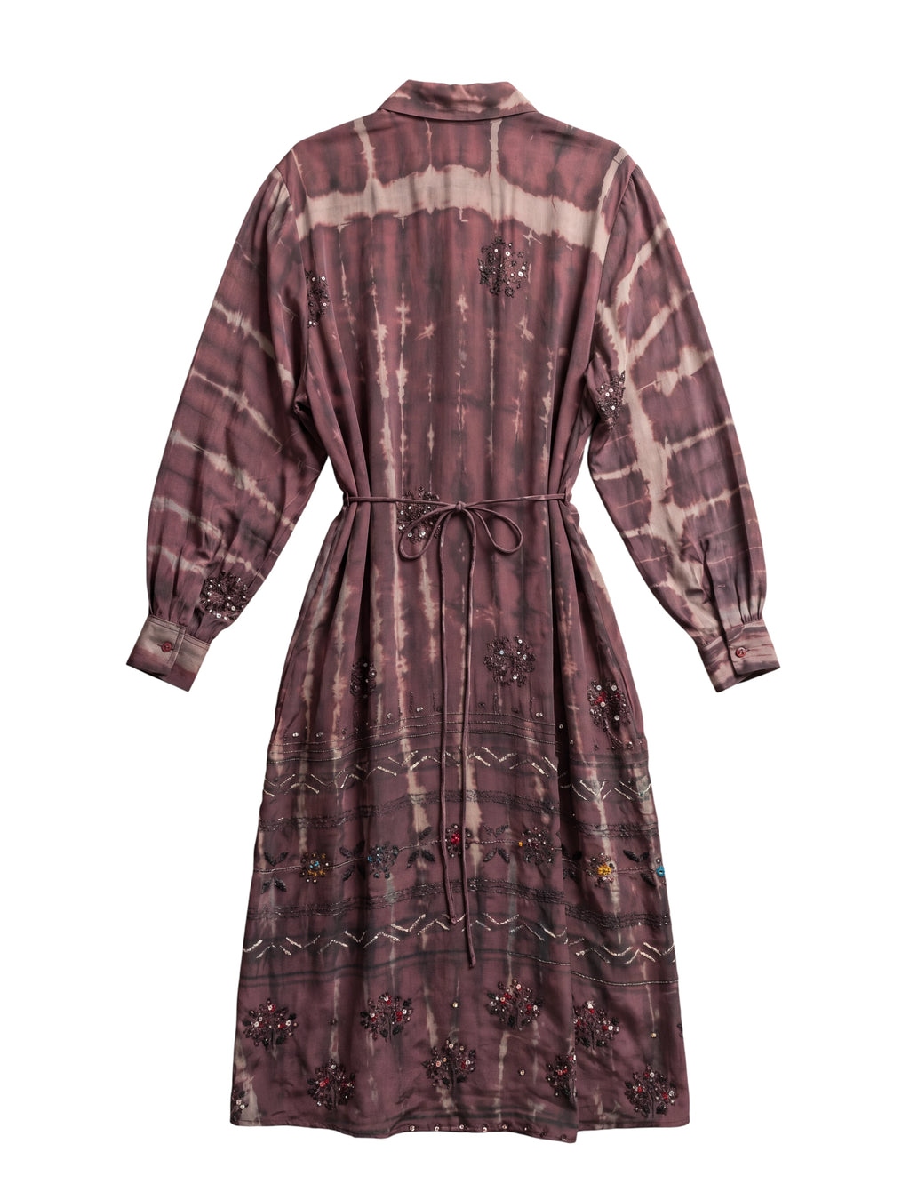 Robe longue en soie naturelle, transformée d'un sari vintage indien. Manches bouffantes, col de chemise, manchette au poignet. Pièce unique