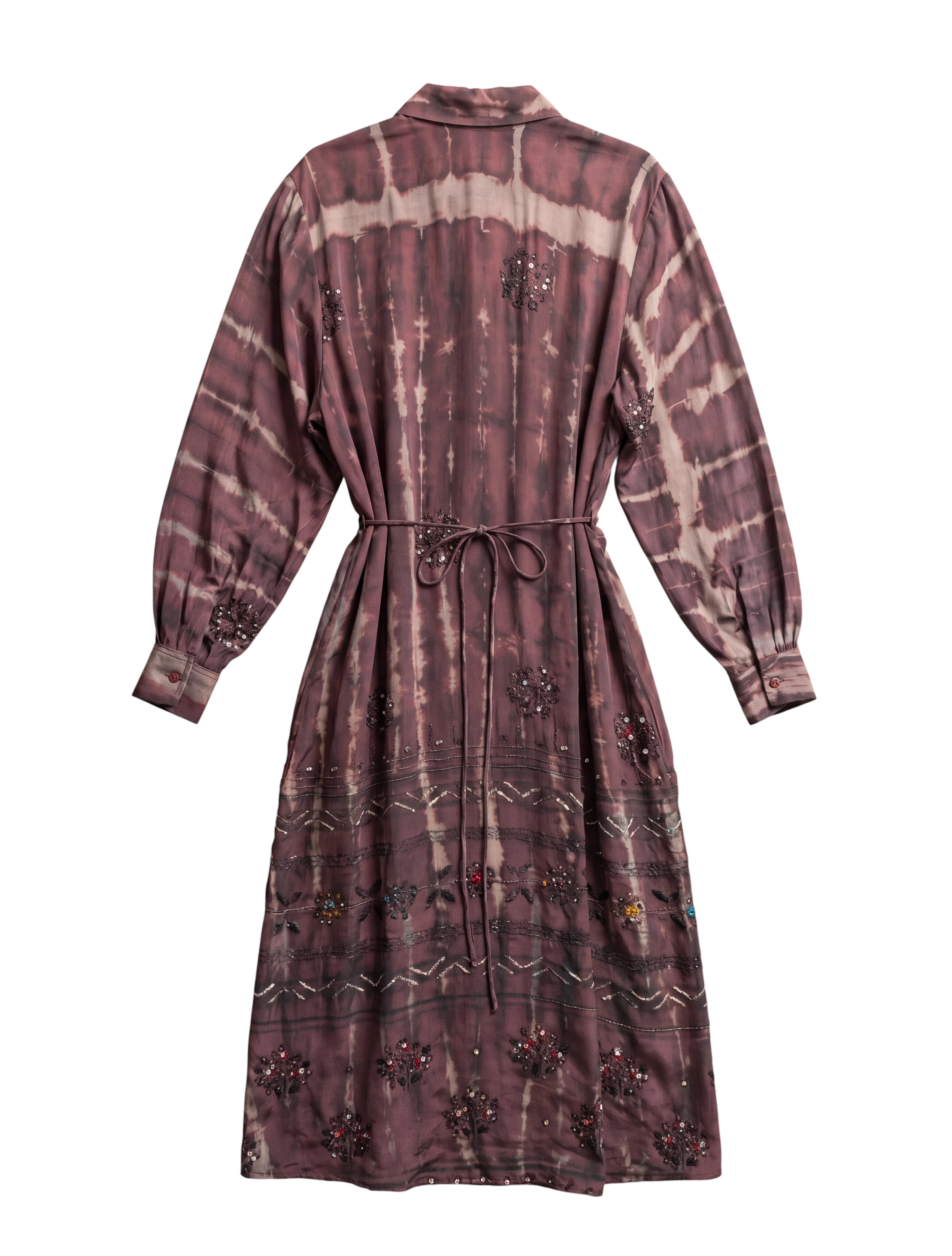 Robe longue en soie naturelle, transformée d'un sari vintage indien. Manches bouffantes, col de chemise, manchette au poignet. Pièce unique