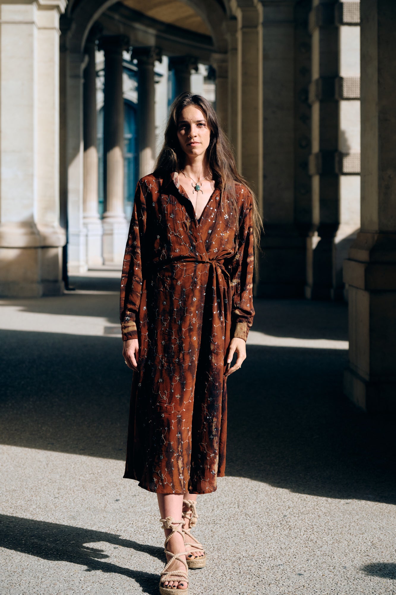 The Freedom longue robe portefeuille en soie et broderies à la main pièce unique au monde mode éco responsable upcycling de sari vintage