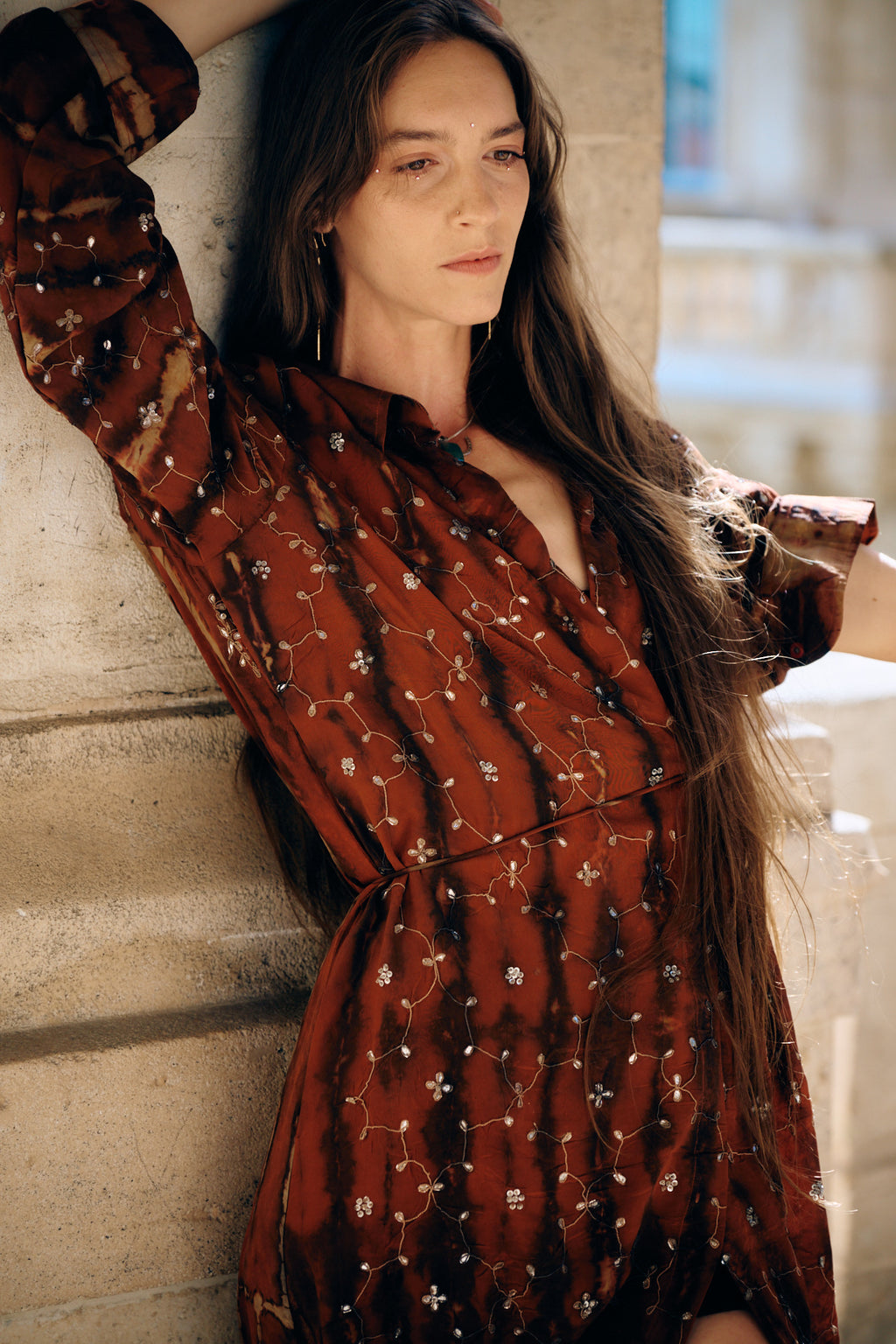 The Freedom longue robe portefeuille en soie et broderies à la main pièce unique au monde mode éco responsable upcycling de sari vintage mode consciente