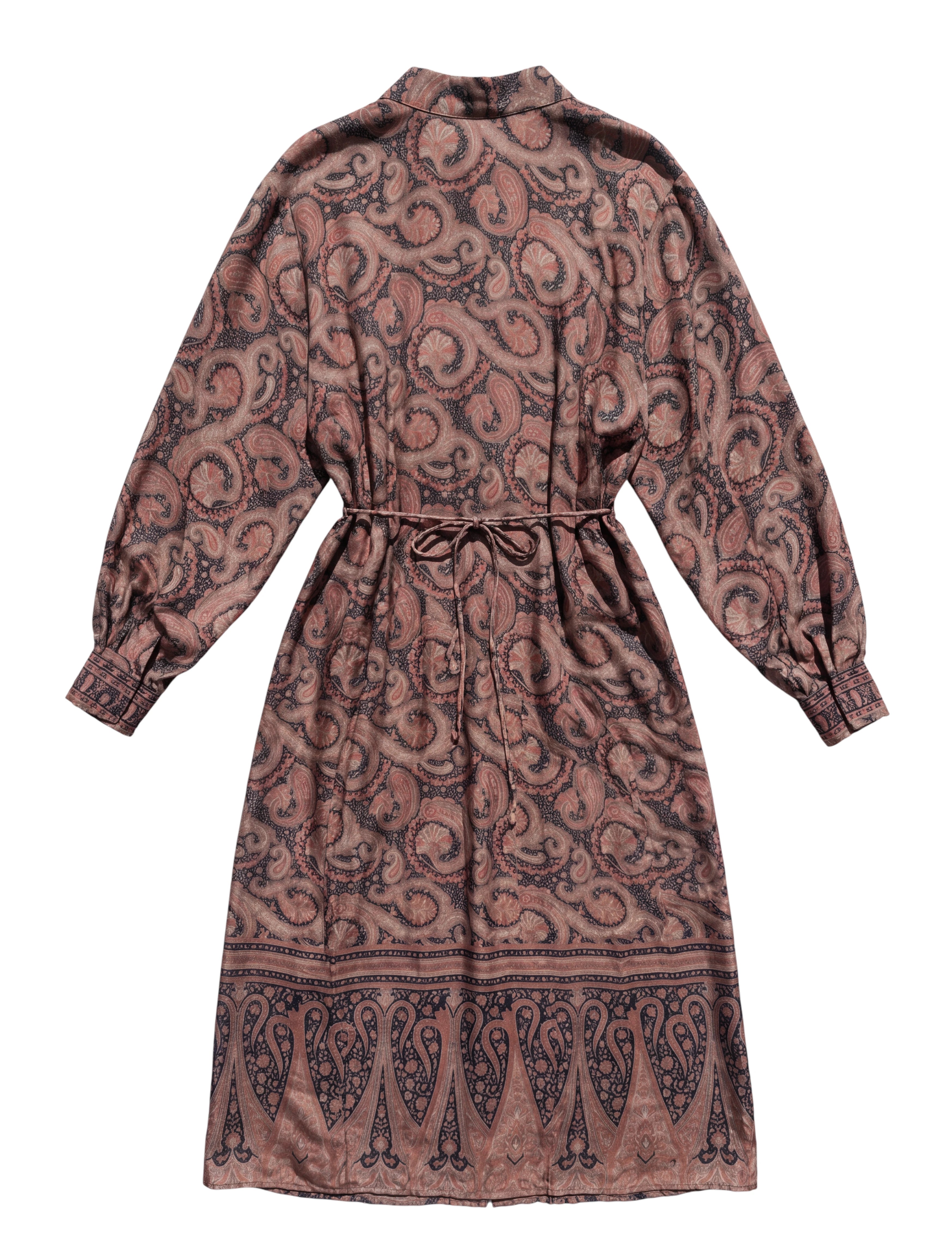 Long dress crafted from a vintage Indian sari. Puffed sleeves, shirt collar, wrist cuffs. Unique garment. 100% silk. Conscious fashion.