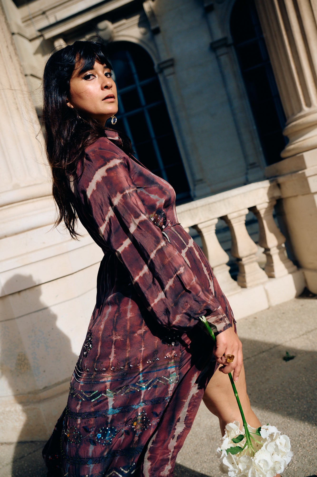 Robe longue en soie naturelle, transformée d'un sari vintage indien. Manches bouffantes, col de chemise, manchette au poignet. Pièce unique