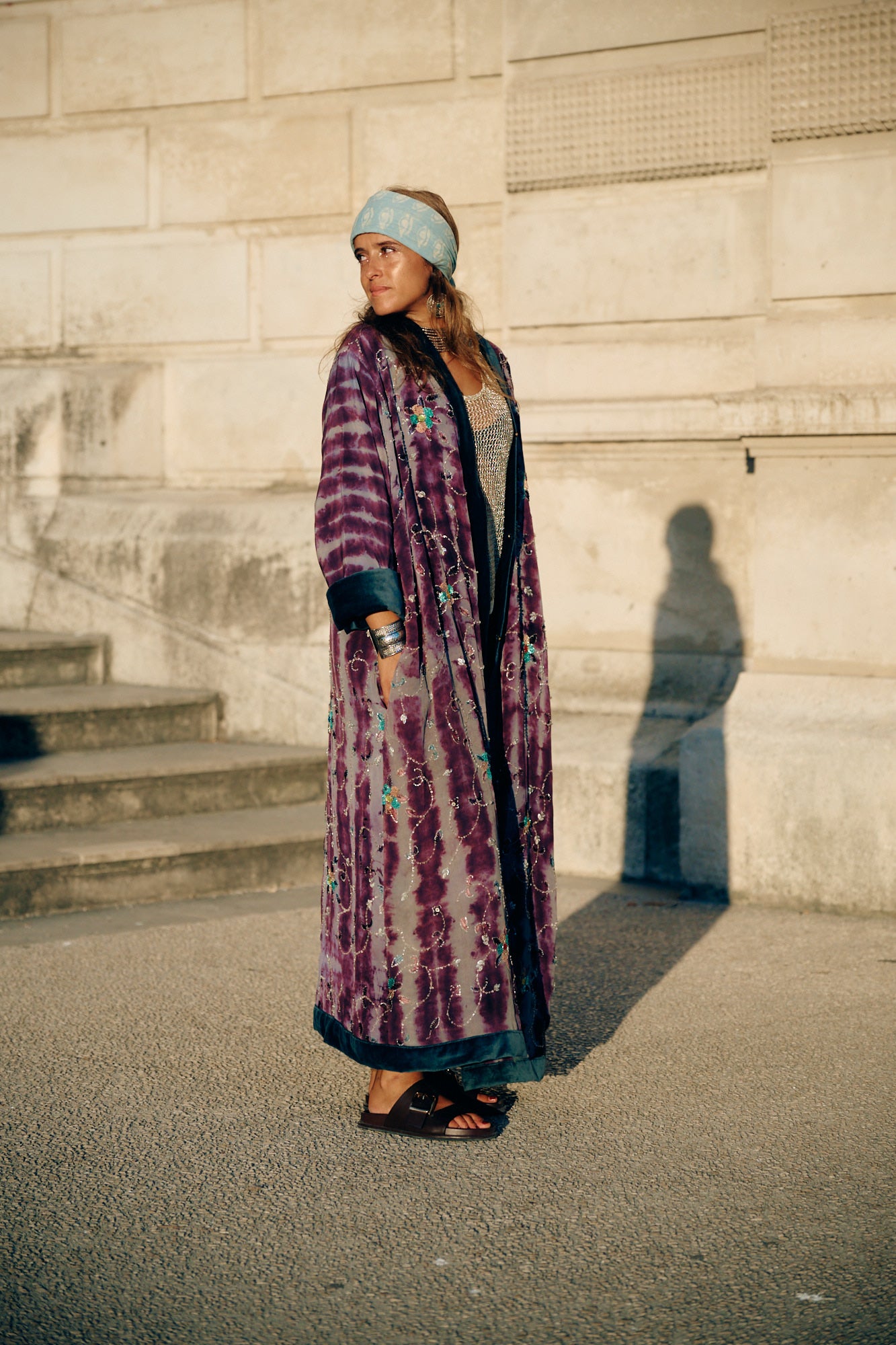 The Ceremonial Lakshmi modèle manteau long manche longue soie violette tie and dye broderies fleurs modèle unique Yayavara Creation
