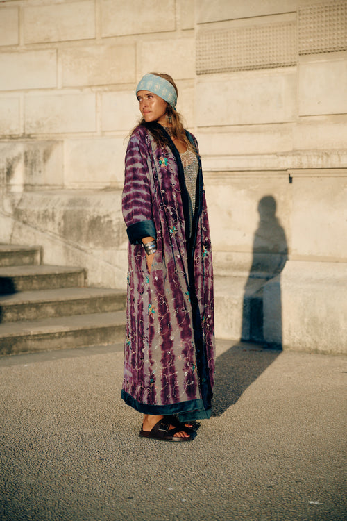 The Ceremonial Lakshmi modèle manteau long manche longue soie violette tie and dye broderies fleurs modèle unique Yayavara Creation