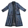 Flatlay veste kimono longue soie et velours, pièce unique upcyclée, artisanat Rajasthan pièce unique et mode éco-responsable — Yayavara Creation