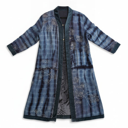 Flatlay veste kimono longue soie et velours, pièce unique upcyclée, artisanat Rajasthan pièce unique et mode éco-responsable — Yayavara Creation