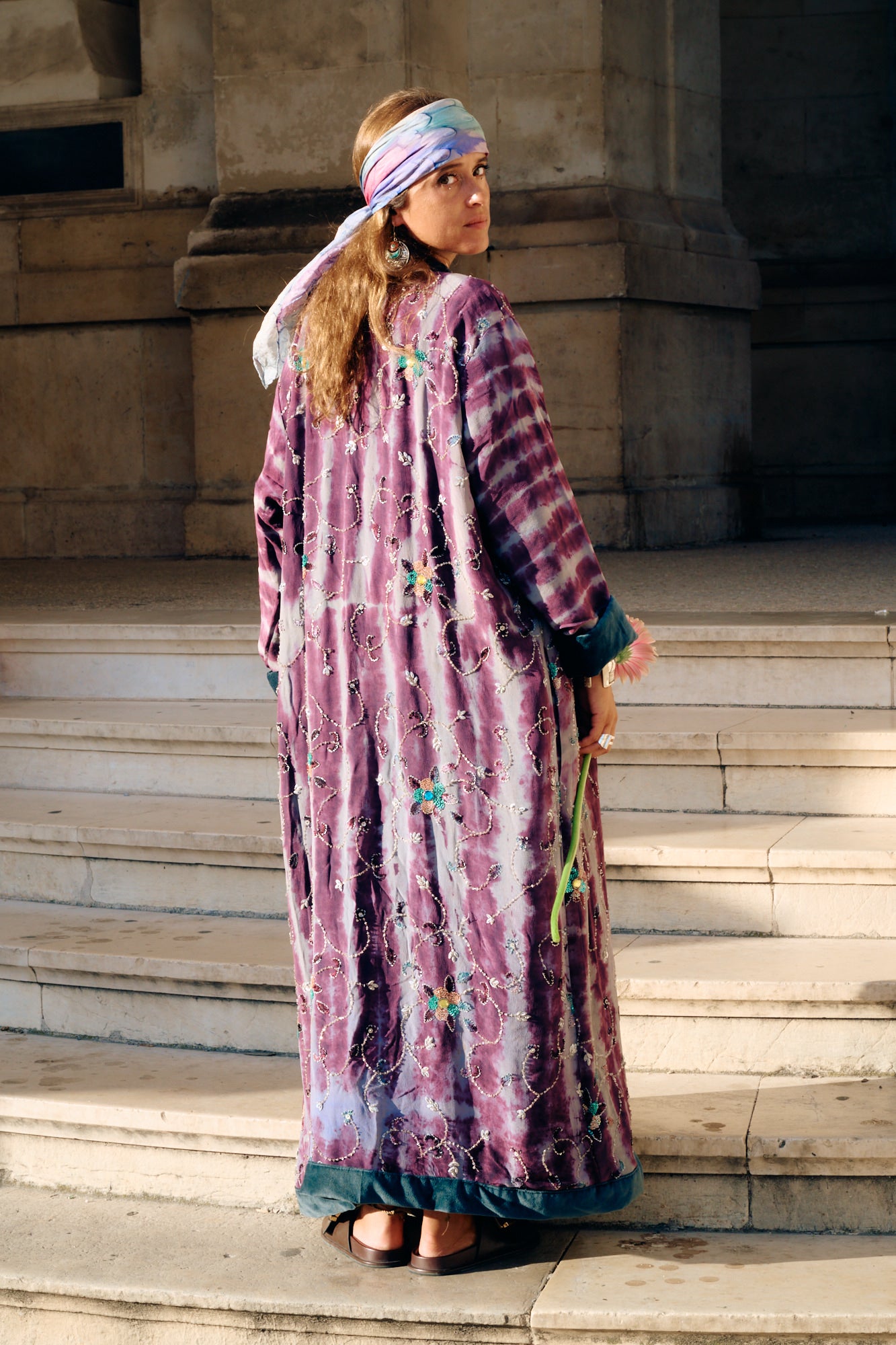 The Ceremonial Lakshmi modèle manteau long manche longue soie recyclée vintage de sari indien violette tie and dye broderies fleurs modèle unique Yayavara Creation