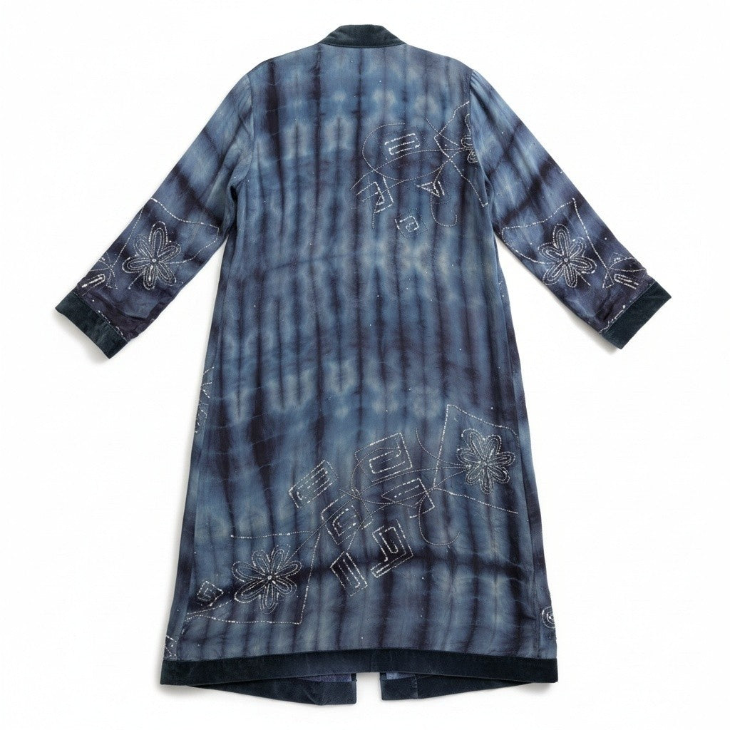 Flatlay veste kimono longue soie et velours, pièce unique upcyclée, artisanat Rajasthan pièce unique et mode éco-responsable — Yayavara Creation