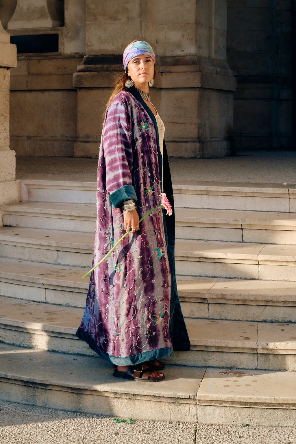 The Ceremonial Lakshmi modèle manteau long manche longue soie violette tie and dye broderies fleurs modèle unique Yayavara Creation