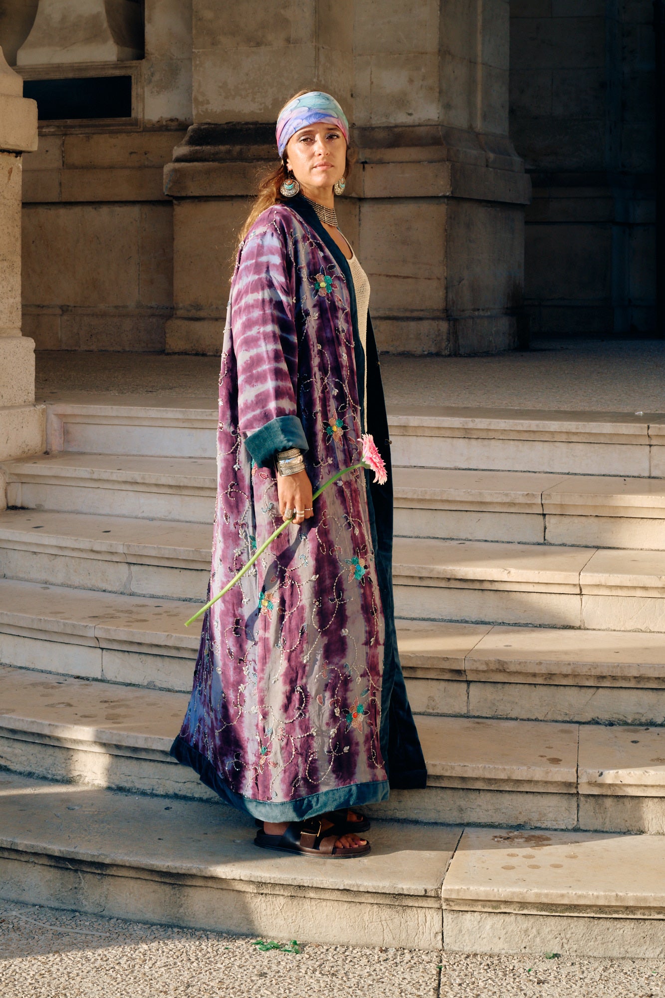 The Ceremonial Lakshmi modèle manteau long manche longue soie violette tie and dye broderies fleurs modèle unique Yayavara Creation