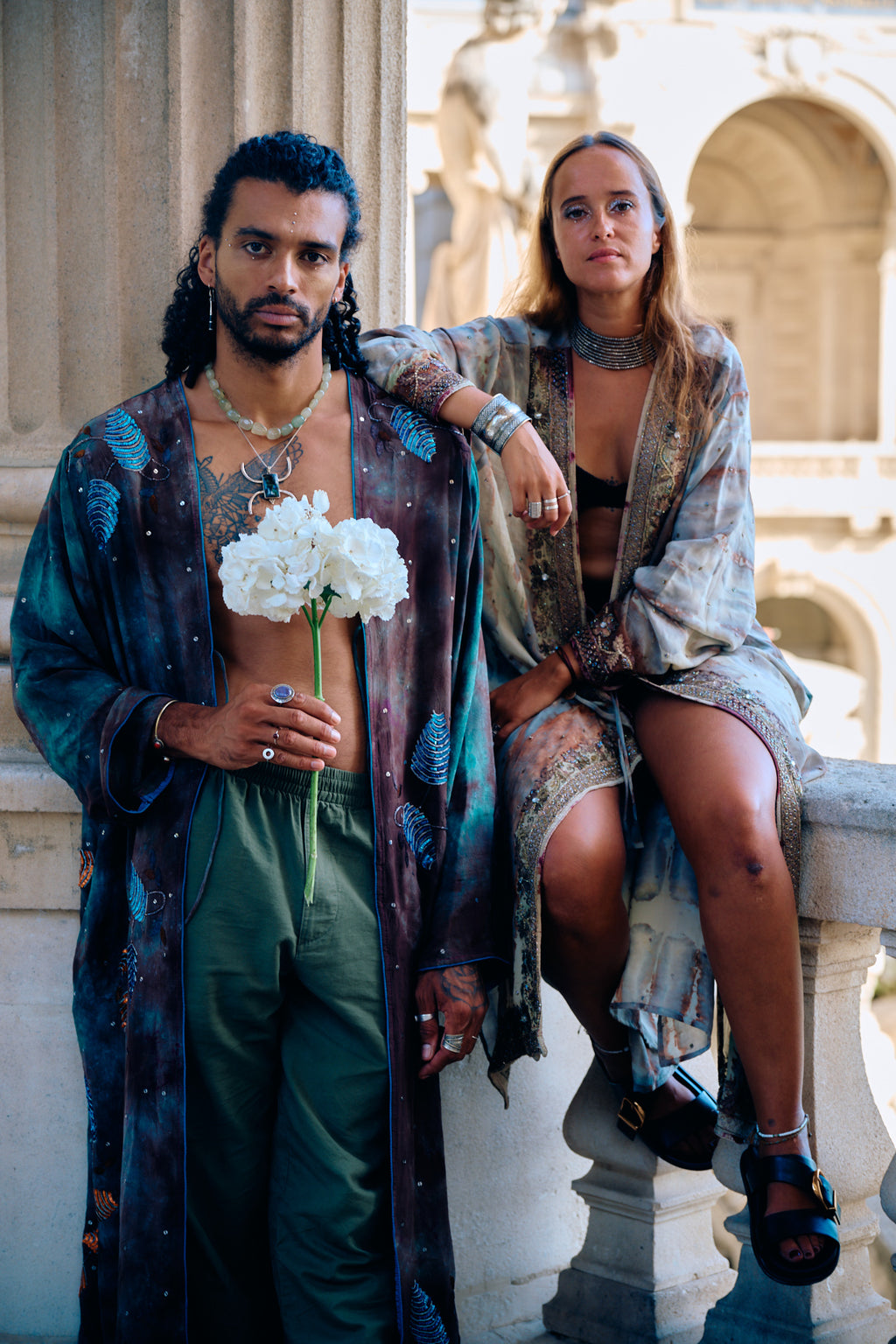 The Eternal longue veste en soie et broderies tie and dye upcycling et pièce unique par Yayavara Creation