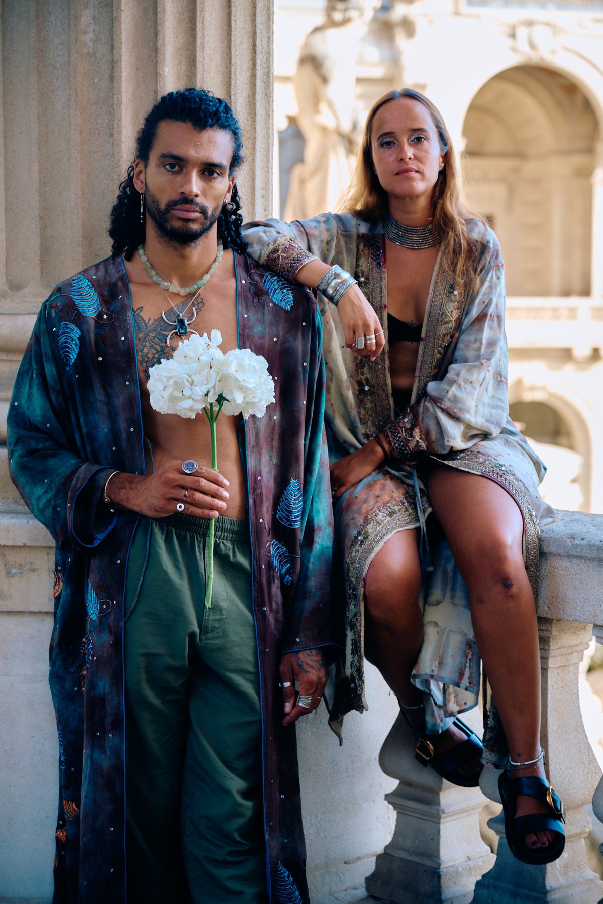 The Eternal longue veste en soie et broderies tie and dye upcycling et pièce unique par Yayavara Creation