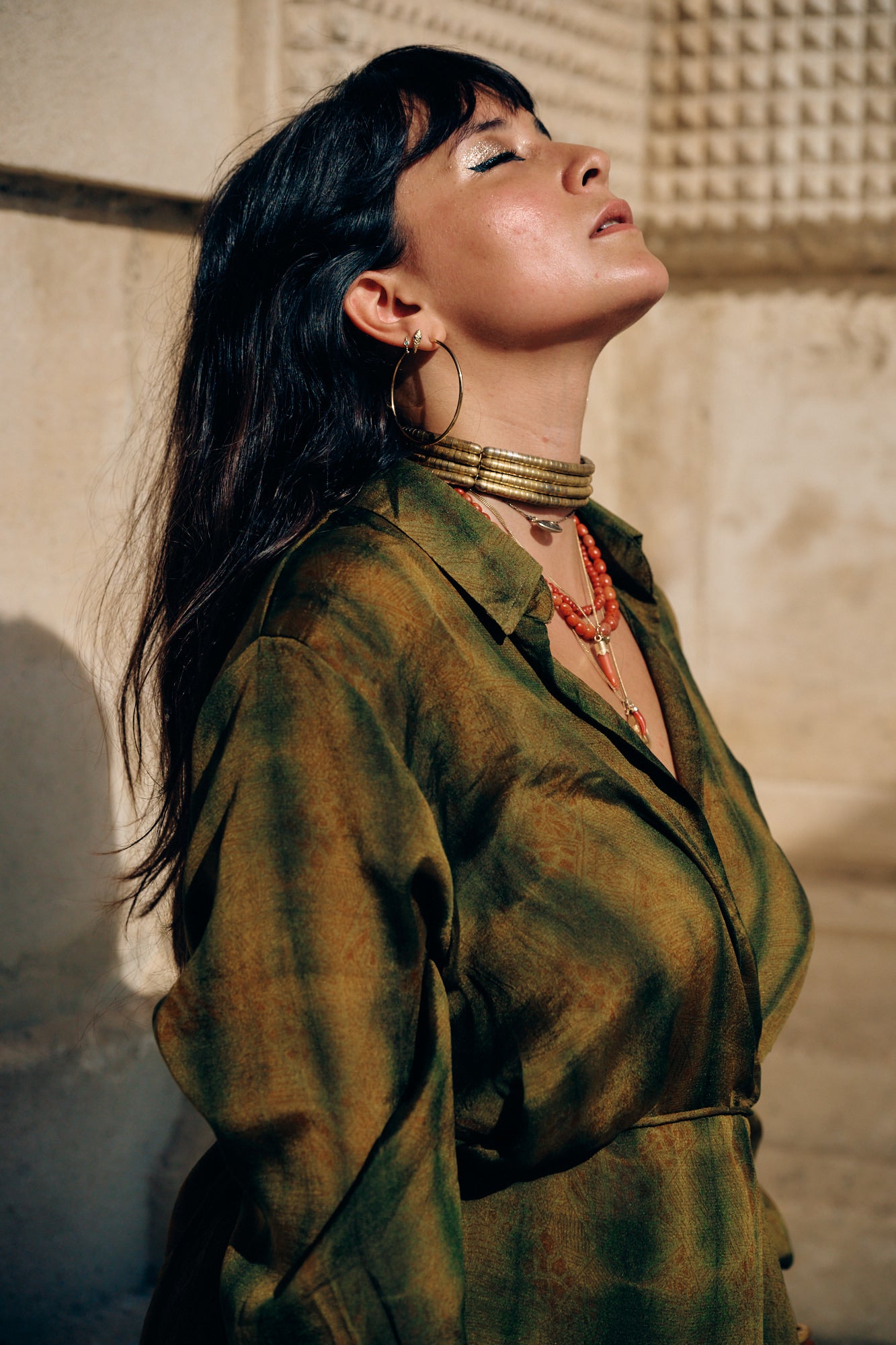 Robe longue en soie naturelle, transformée d'un sari vintage indien. Manches bouffantes, col de chemise, manchette au poignet. Pièce unique. Se porte en robe ou en veste.
