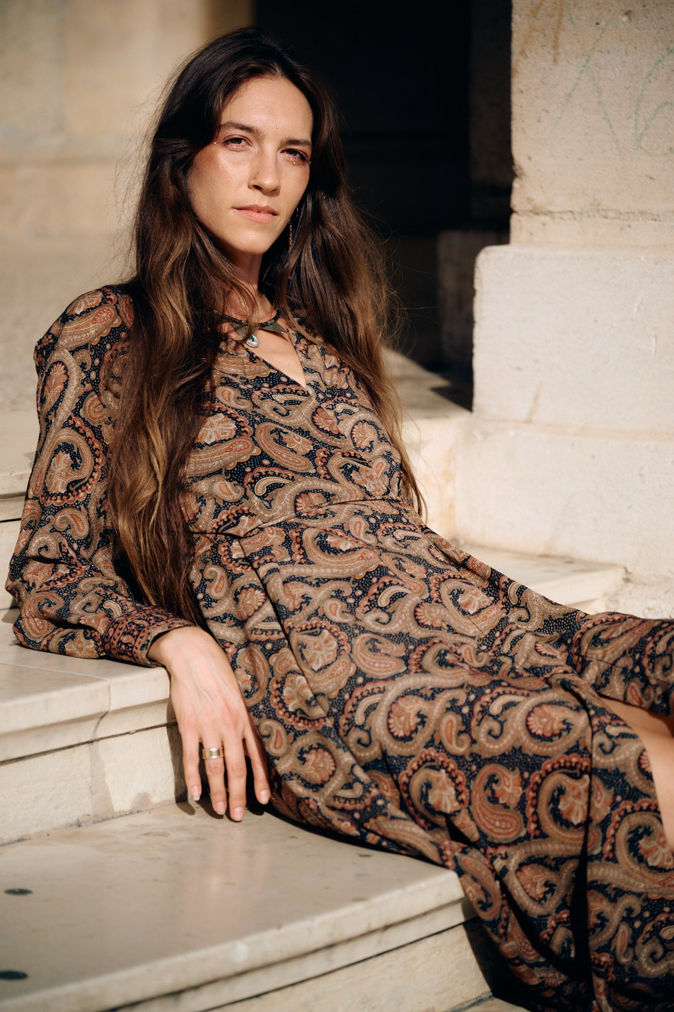 Long dress crafted from a vintage Indian sari. Puffed sleeves, shirt collar, wrist cuffs. Unique garment. 100% silk. Conscious fashion.