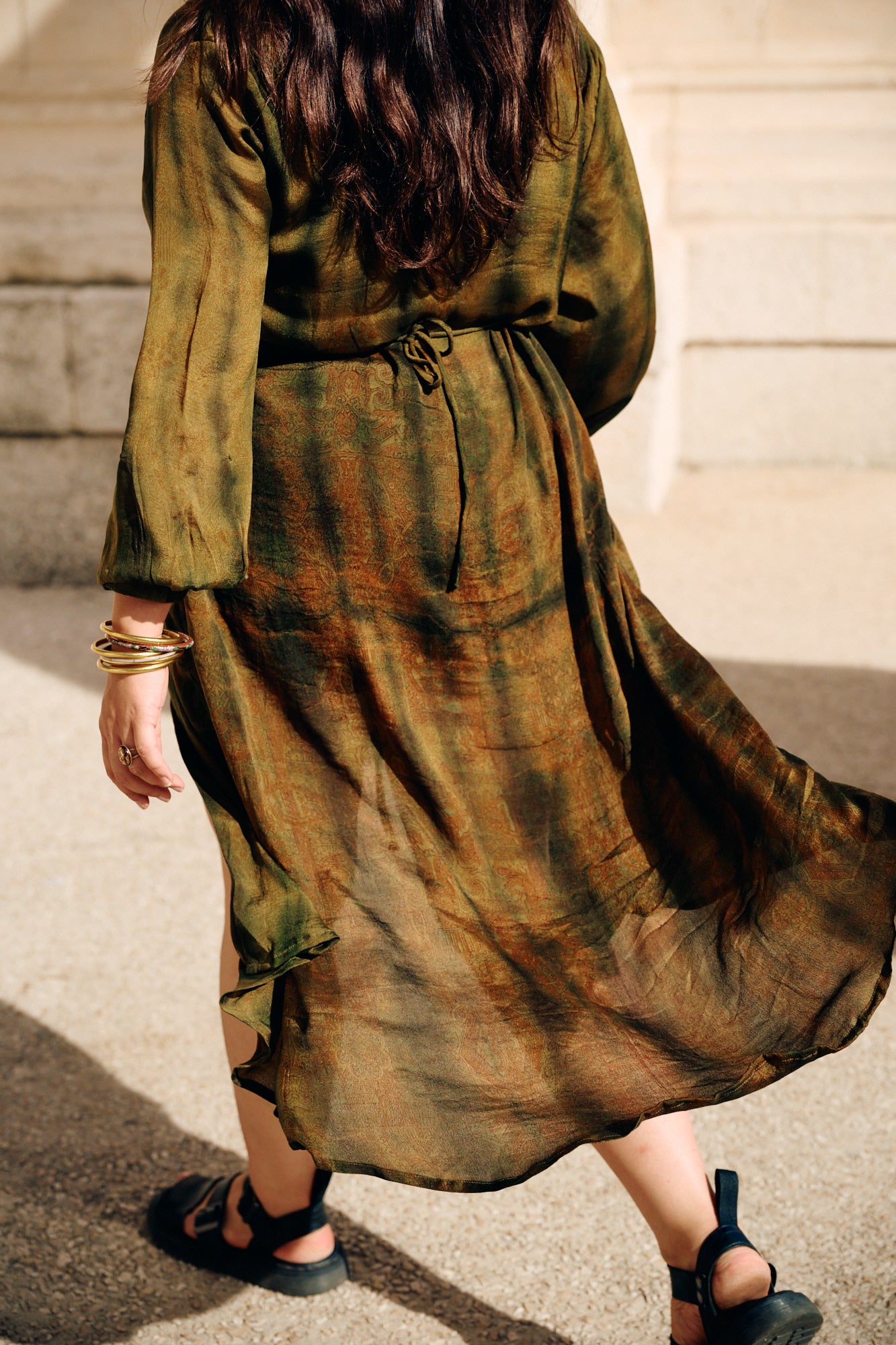 Long dress crafted from a vintage Indian sari. Puffed sleeves, shirt collar, wrist cuffs. One-of-a-kind,
handmade in India. Wear it as a dress or a jacket.