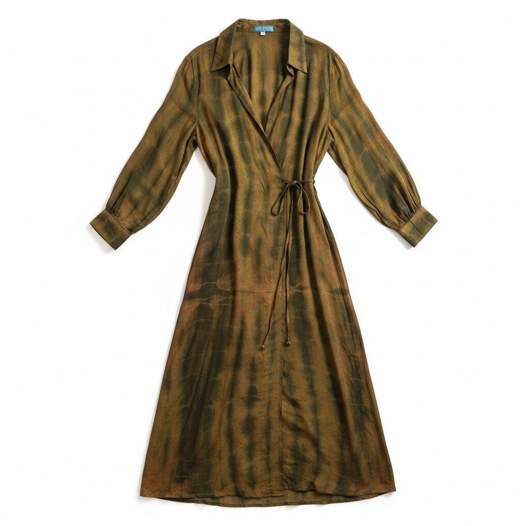 Long dress crafted from a vintage Indian sari. Puffed sleeves, shirt collar, wrist cuffs. Unique garment. 100% silk. Conscious fashion.