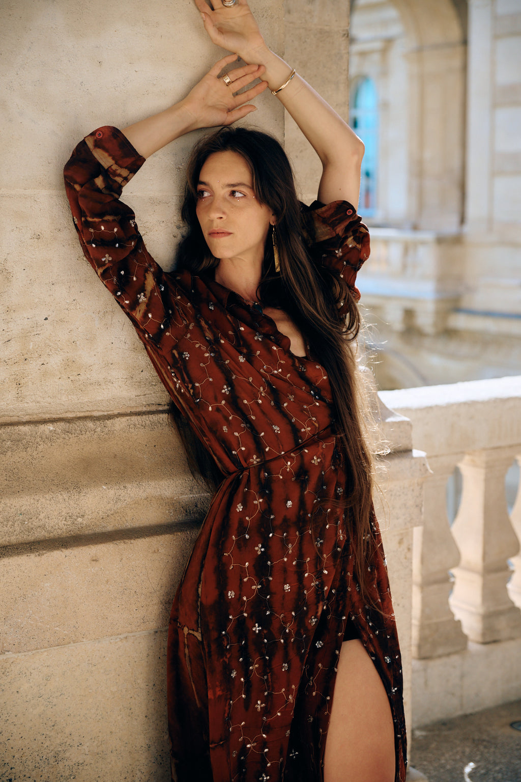 one piece for every moment of the day, without compromise. From morning to evening, from the office to the party — with the lightness of a vintage silk that has crossed borders to reach you.
