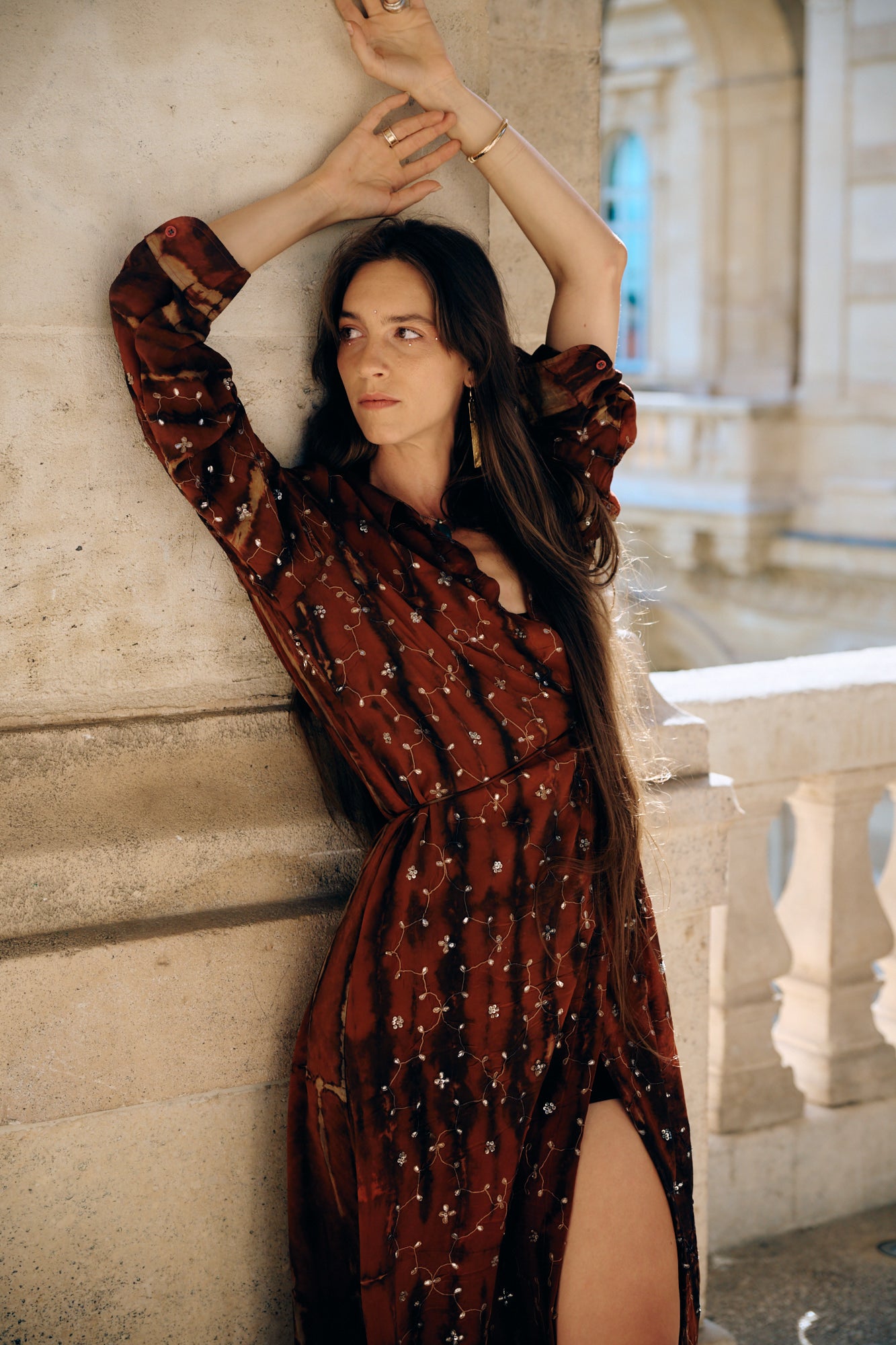 one piece for every moment of the day, without compromise. From morning to evening, from the office to the party — with the lightness of a vintage silk that has crossed borders to reach you.
