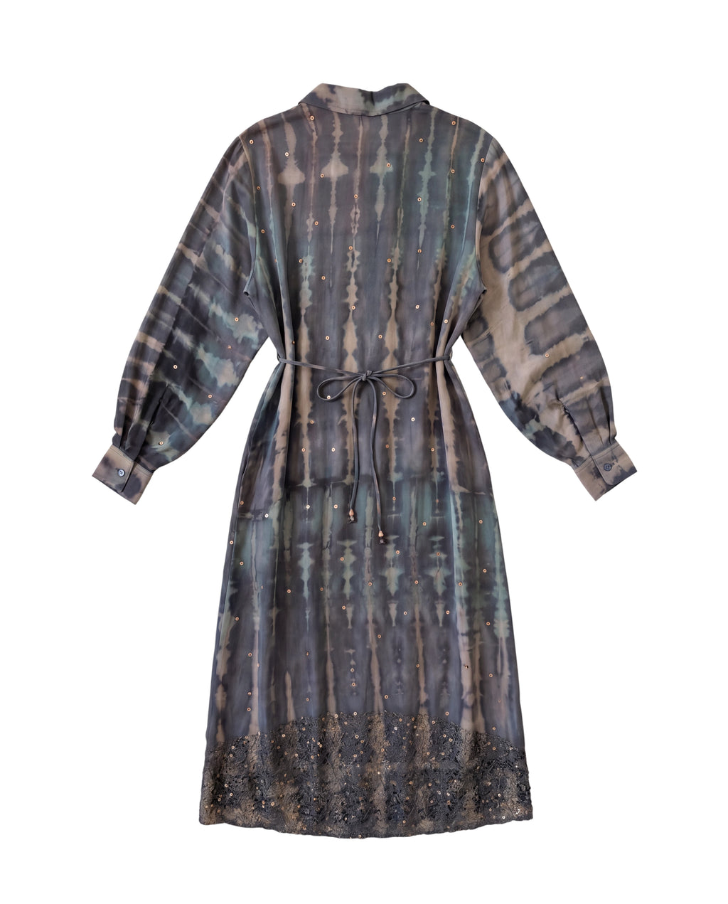 The Freedom longue robe portefeuille convertible en veste chemise confortable et légère ajustable à la taille avec des broderies artisanales d'Inde, couleur grise tie and dye par Yayavara Creation