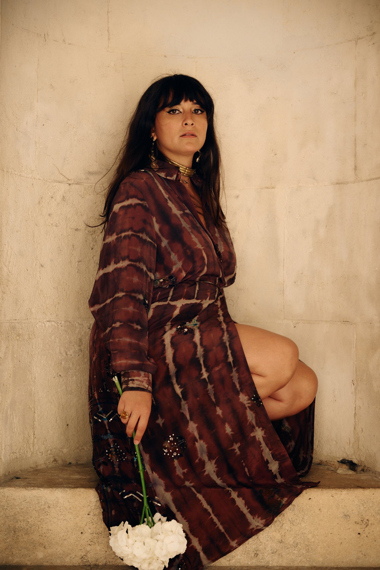 Robe longue en soie naturelle, transformée d'un sari vintage indien. Manches bouffantes, col de chemise, manchette au poignet. Pièce unique. mode consciente. 100% soie.