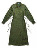 The Freedom robe portefeuille fluide et confortable facile à porter en toute occasion crêpe de soie naturelle avec imprimés floraux couleurs vert khaki