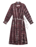 Robe longue en soie naturelle, transformée d'un sari vintage indien. Manches bouffantes, col de chemise, manchette au poignet. Pièce unique