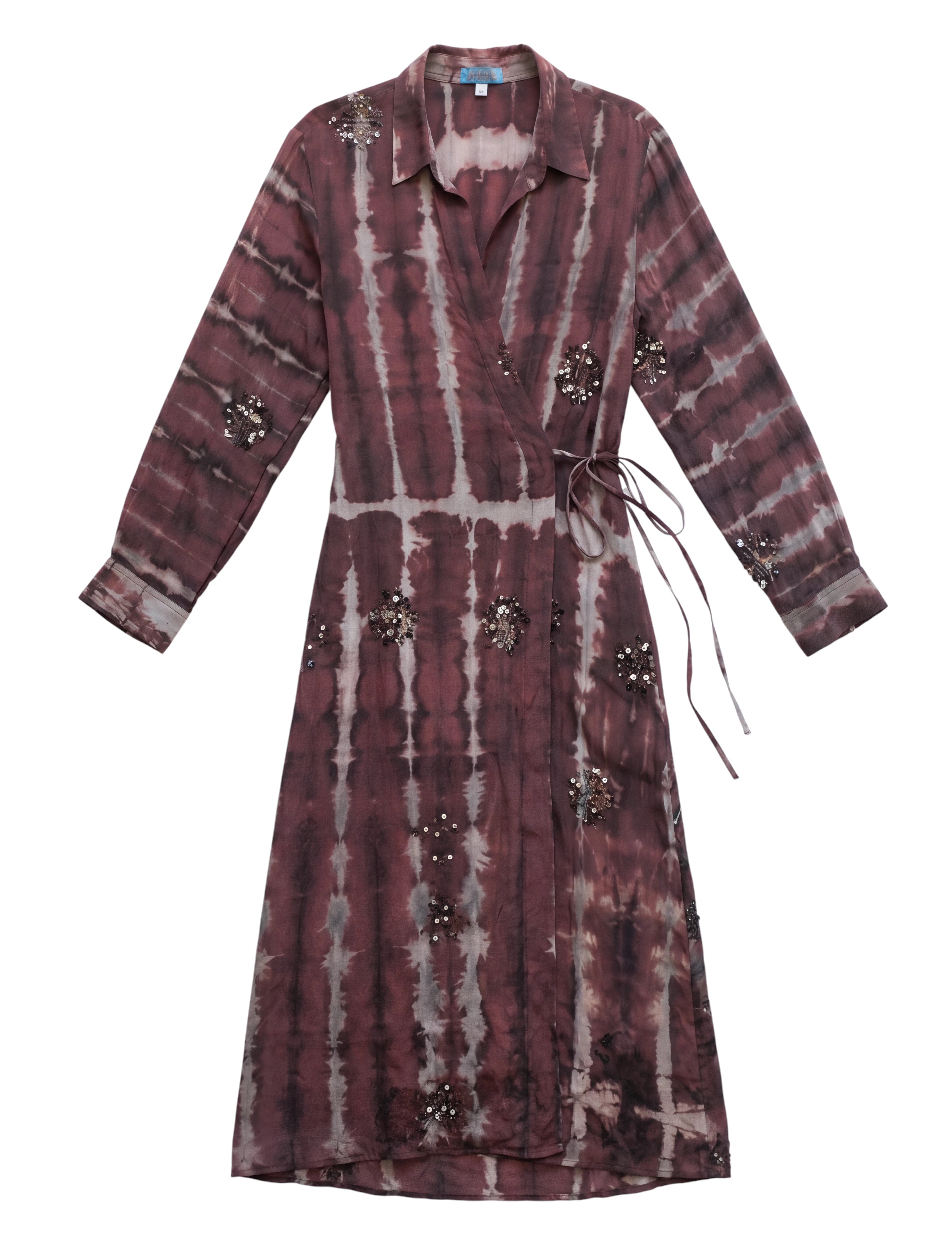 Robe longue en soie naturelle, transformée d'un sari vintage indien. Manches bouffantes, col de chemise, manchette au poignet. Pièce unique