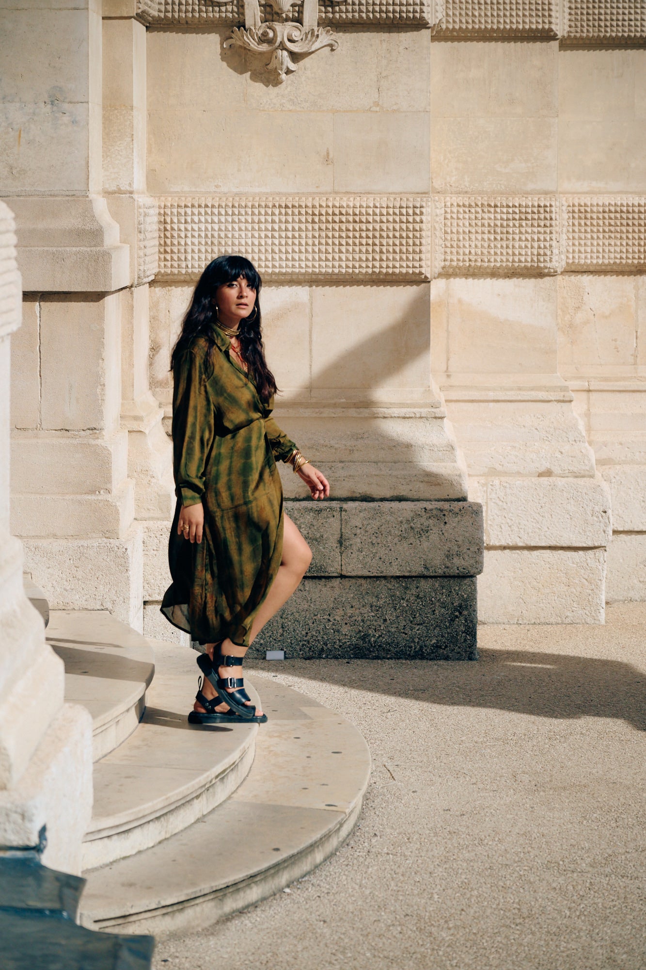 Robe longue en soie naturelle, transformée d'un sari vintage indien. Manches bouffantes, col de chemise, manchette au poignet. Pièce unique. Se porte en robe ou en veste.