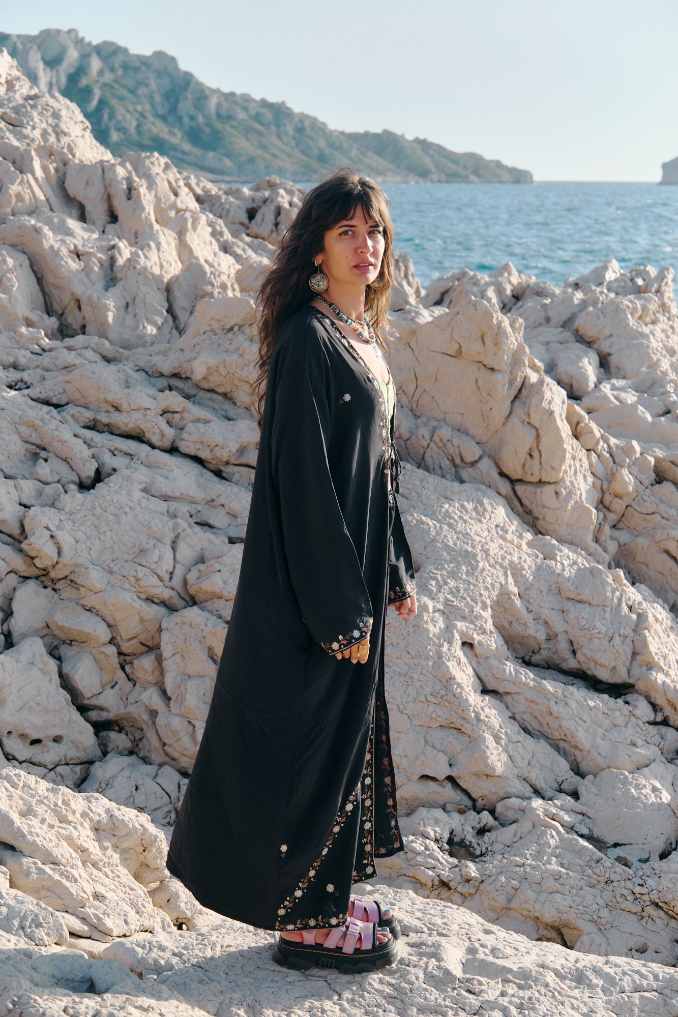 Unisex kimono silk black and flowers embroidered
