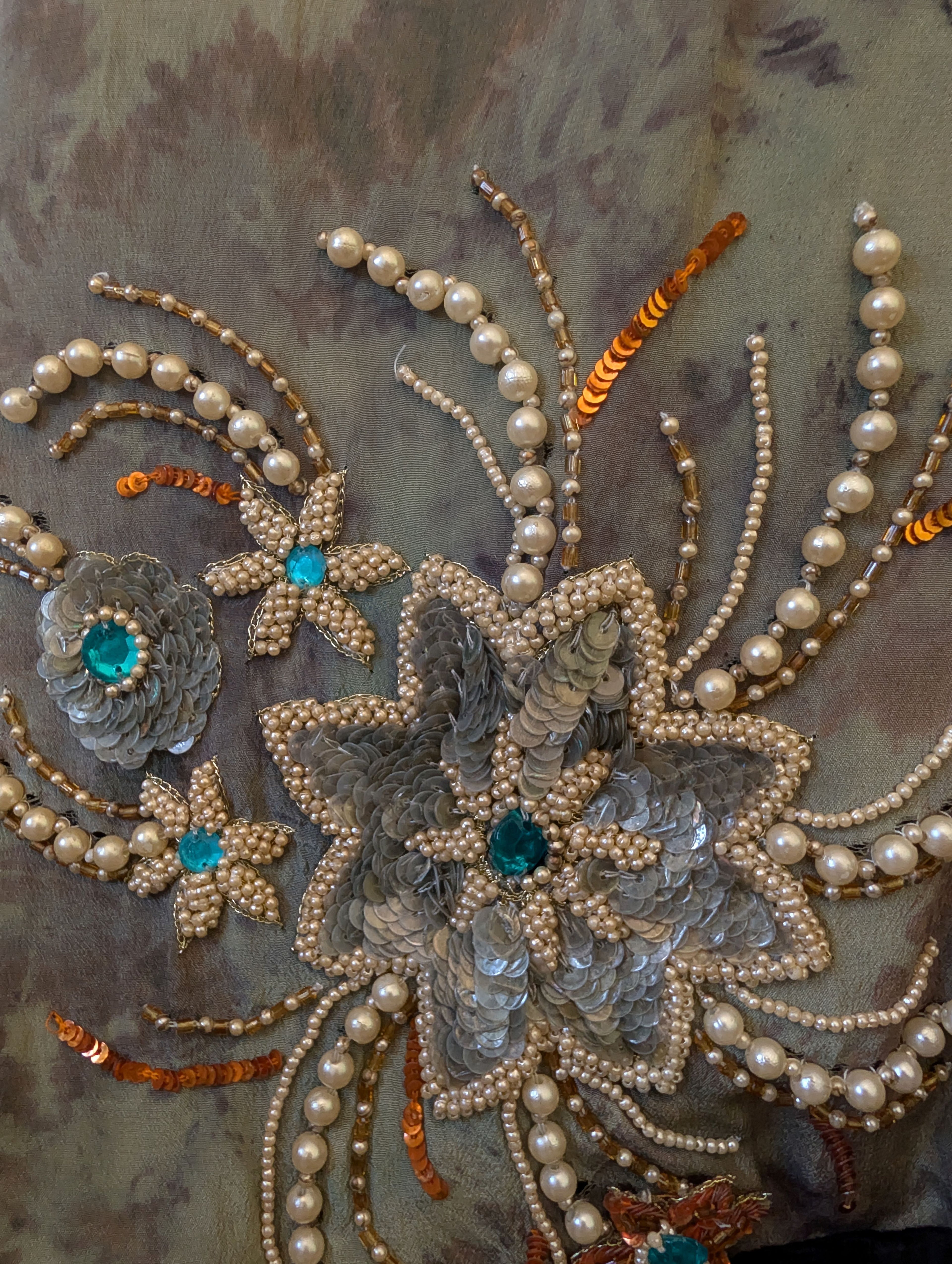 Zoom broderies perles modèle The Ritual pièce unique