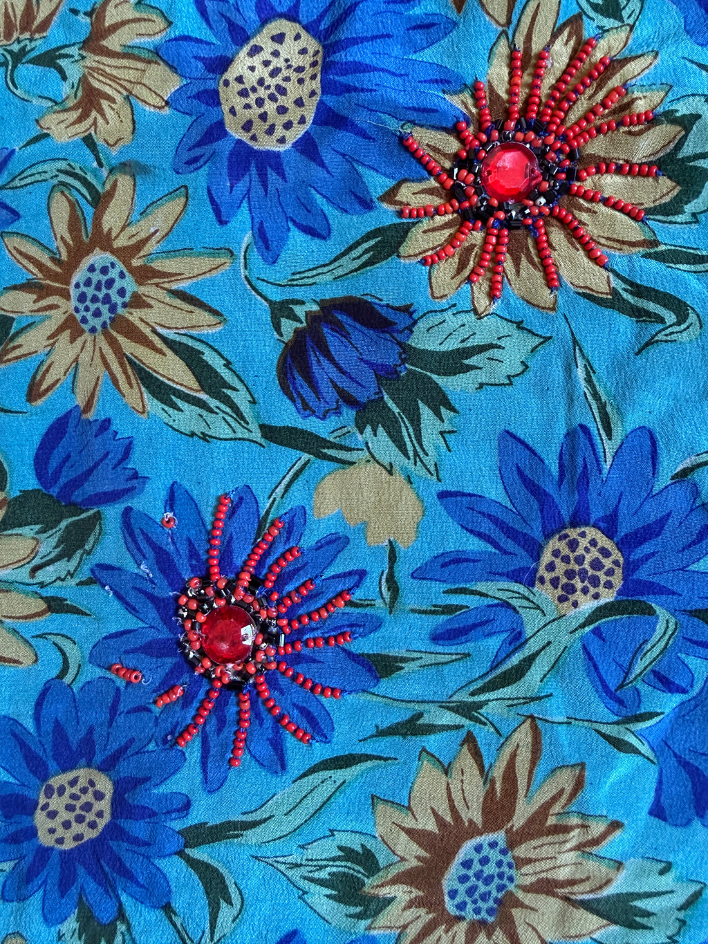Zoom matière soie naturelle motif fleurs et broderies pièce unique Yayavara Creation