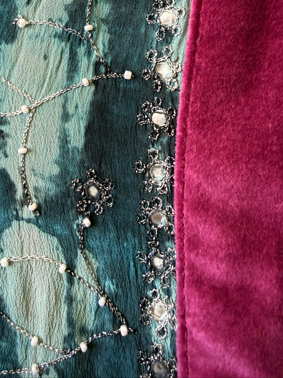 The Ceremonial · The Thread of Time · Détail de broderies à la main sur soie naturelle, exemplaire unique Yayavara Creation