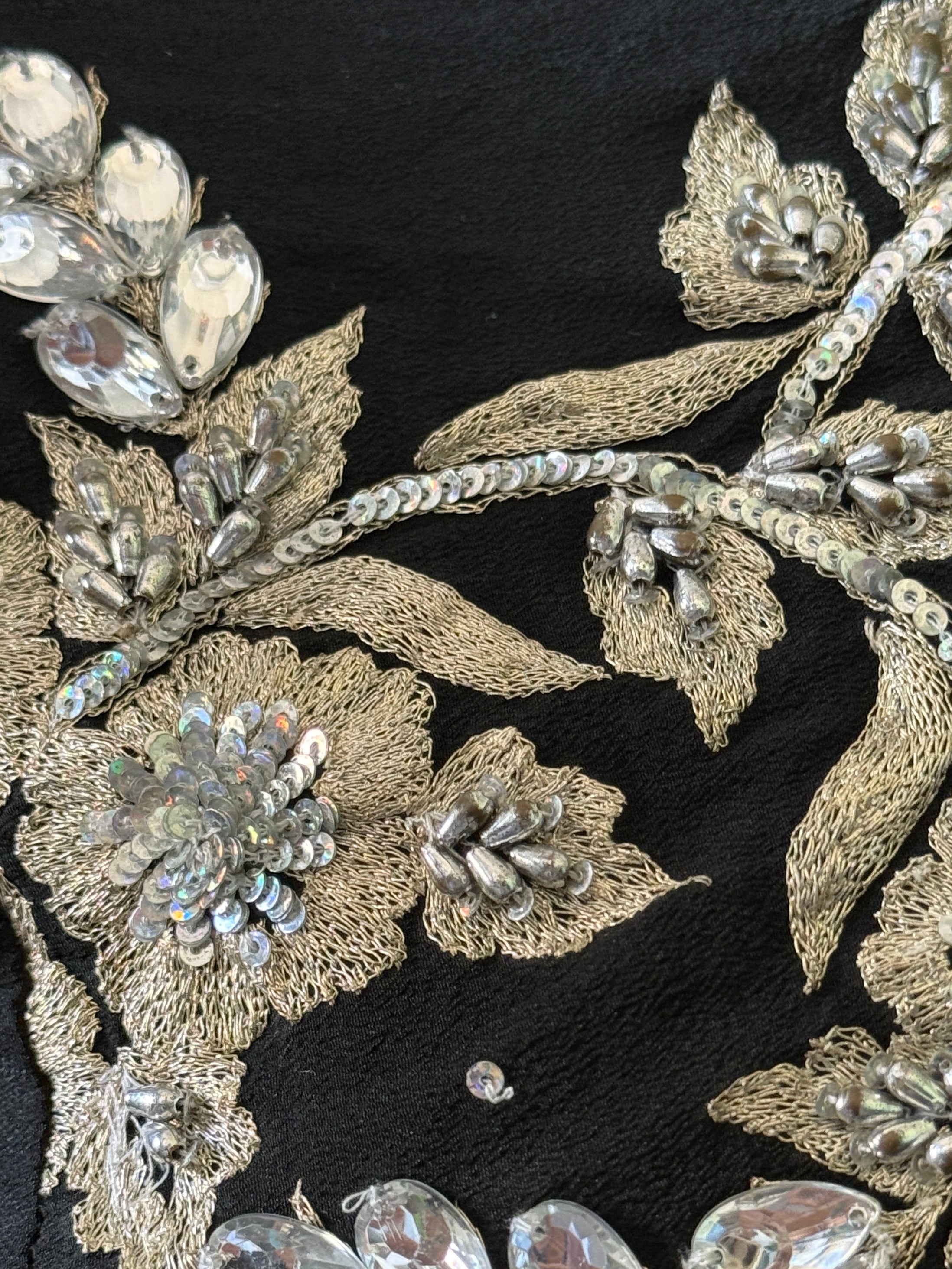 zoom embroderies materials details tissu broderie natural silk black gold and silver