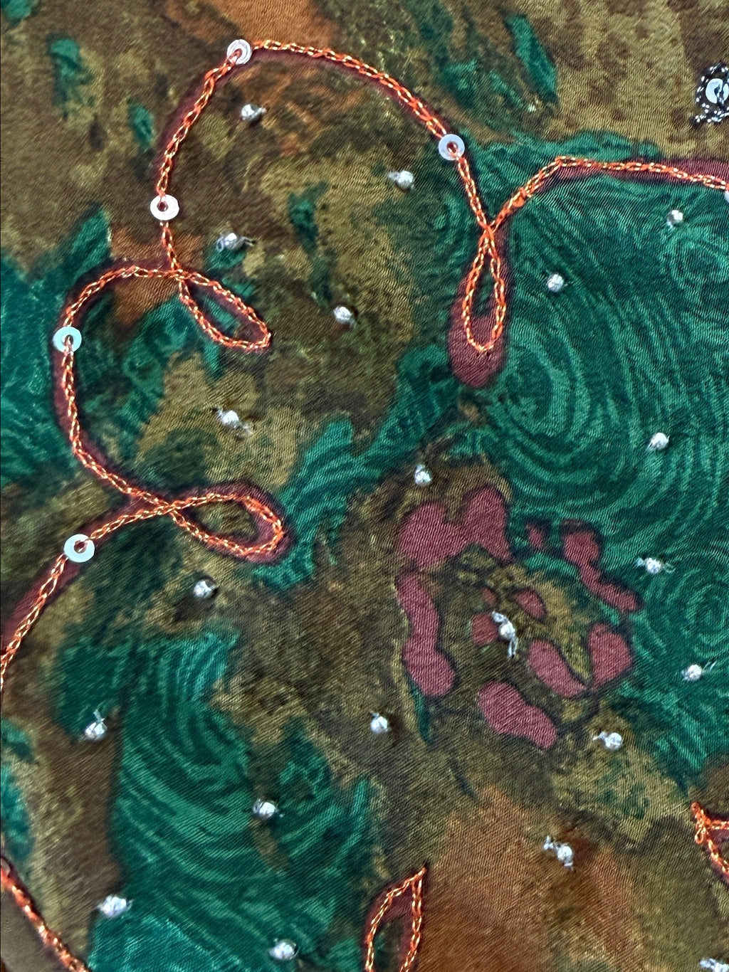zoom embroderies materials details tissu broderie natural silk green and kaki
