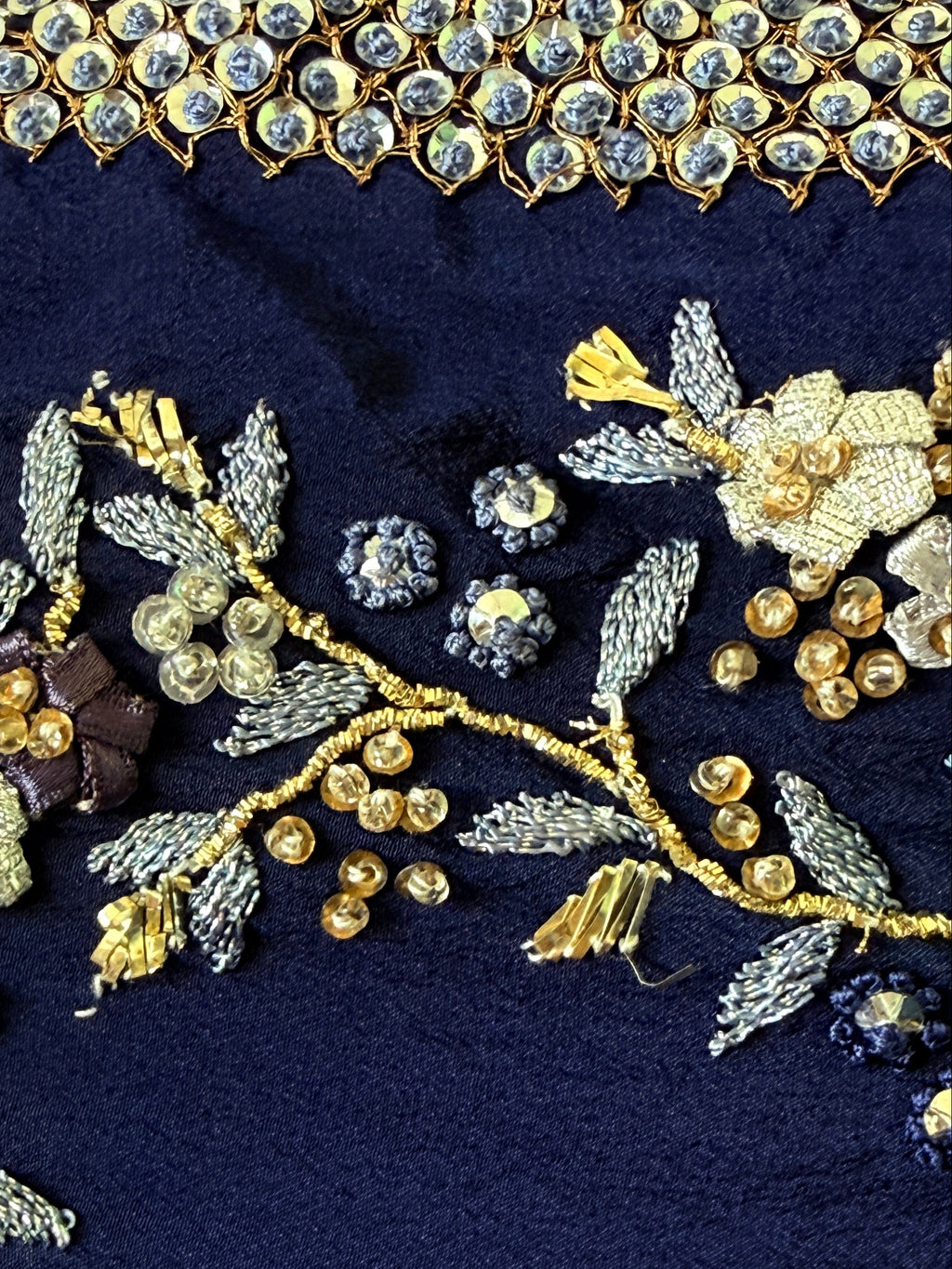 zoom embroderies materials details tissu broderie natural silk night blue