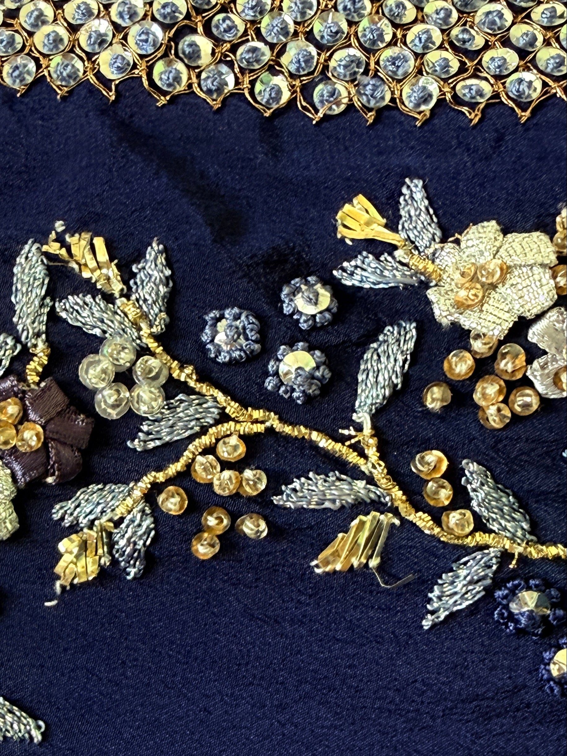 zoom embroderies materials details tissu broderie natural silk night blue