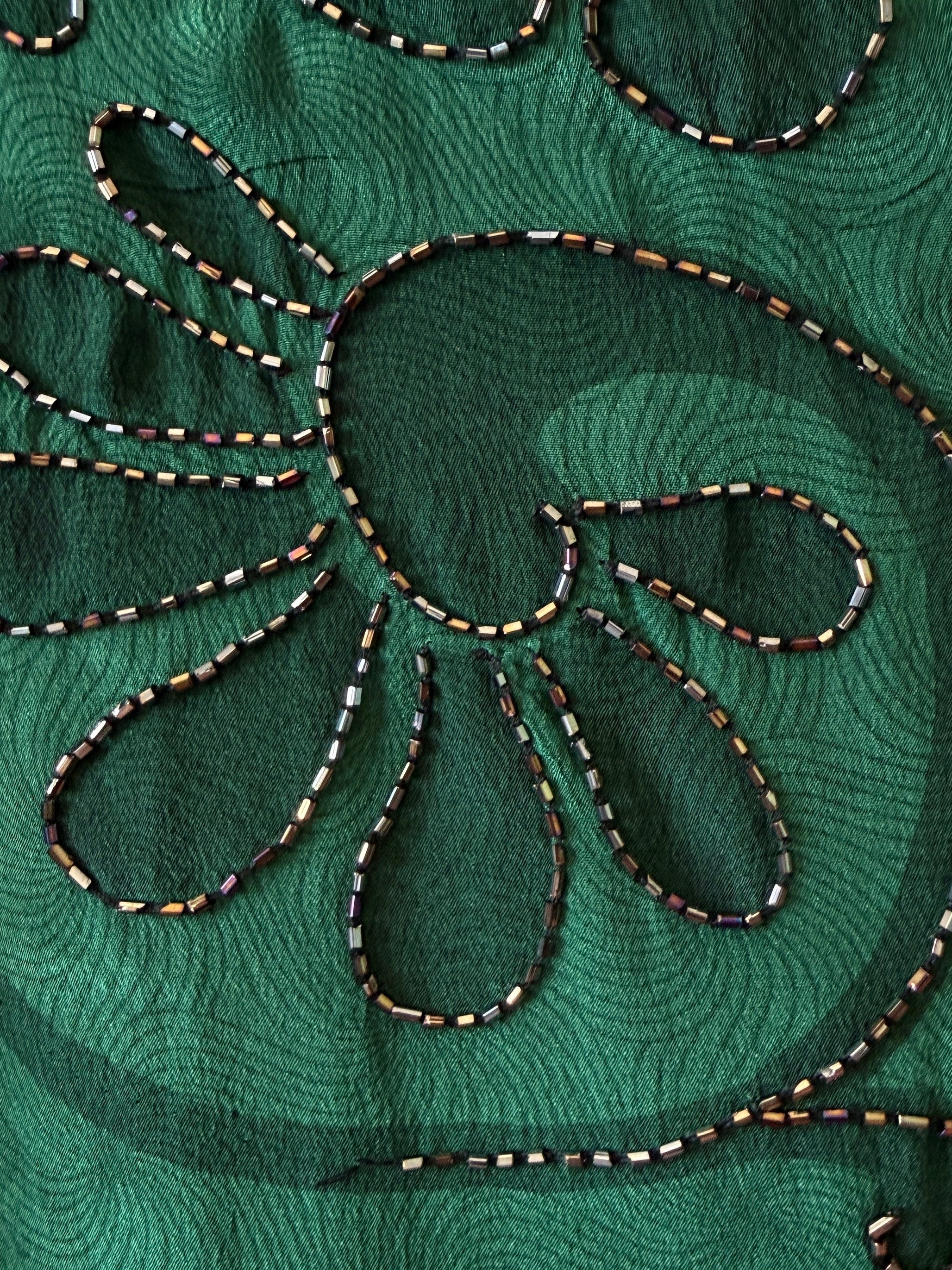 zoom embroderies materials details tissu broderie natural silk pearls green and violet