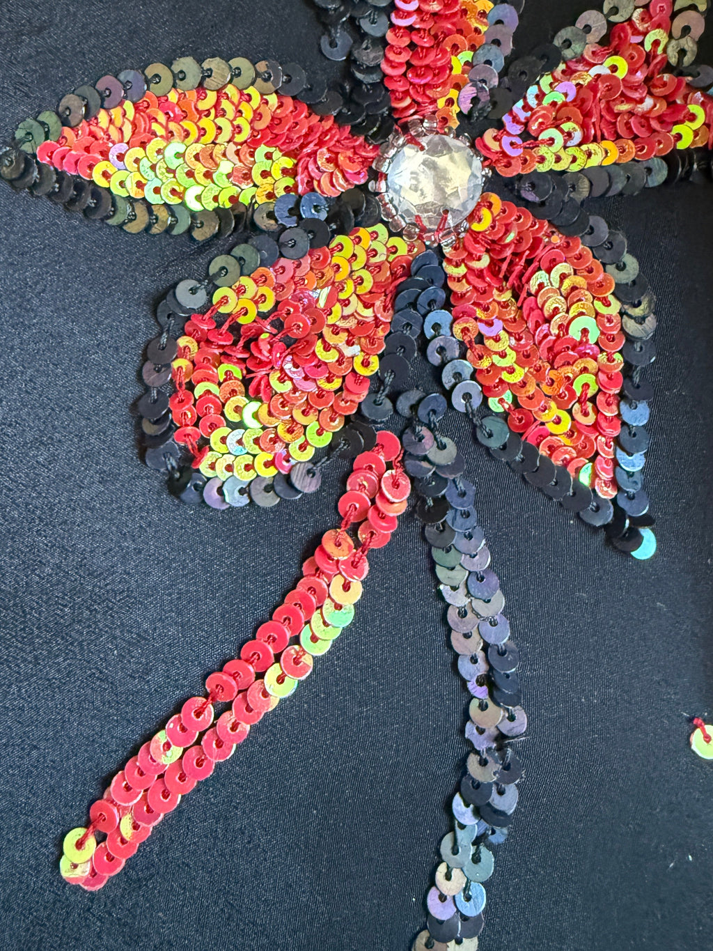zoom embroderies materials details tissu broderie natural silk red and dark