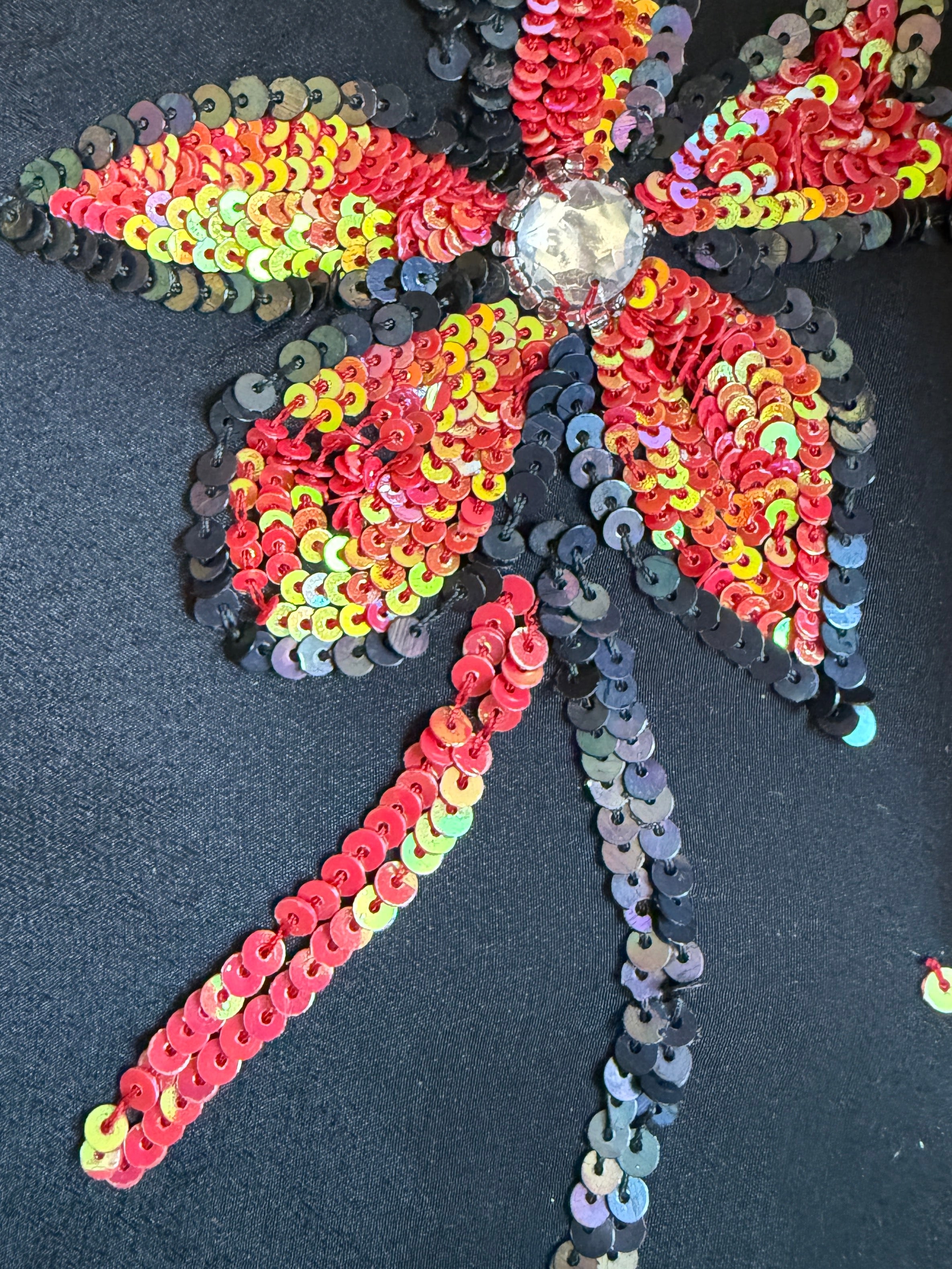 zoom embroderies materials details tissu broderie natural silk red and dark