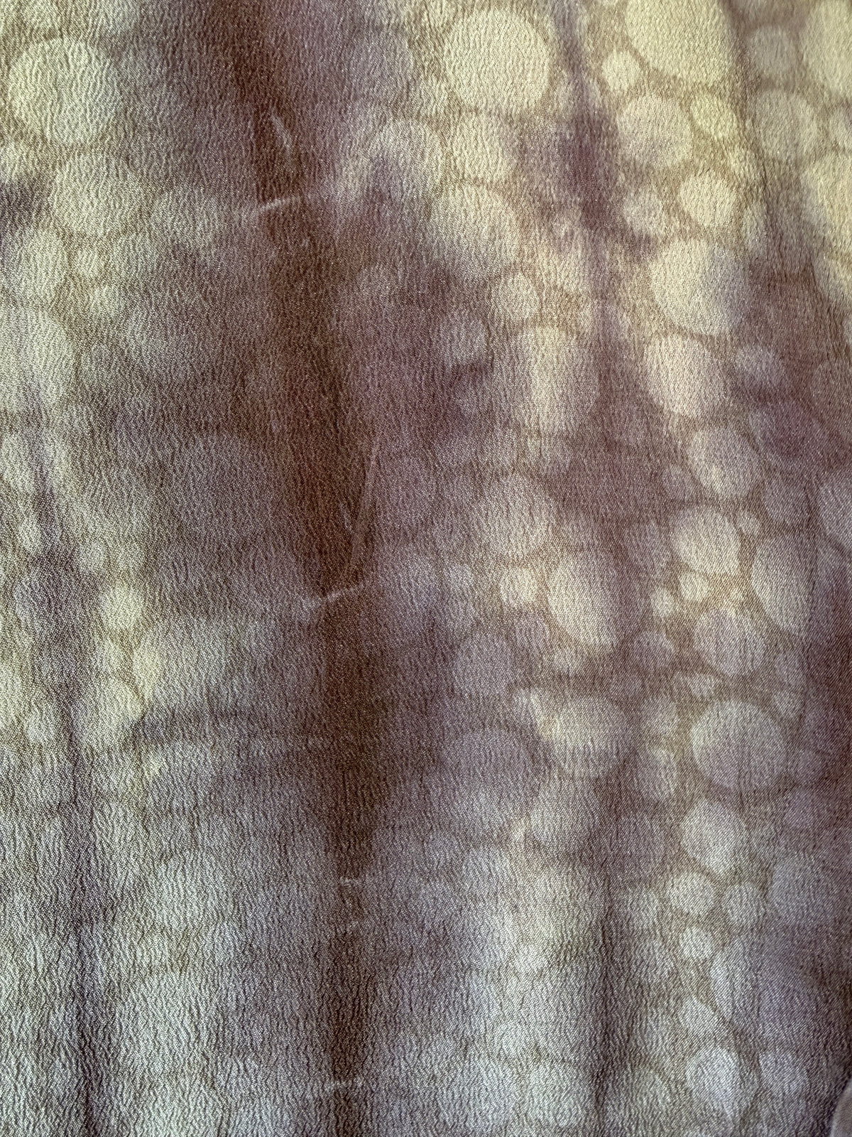 Détail de la broderie et de la matière, soie naturelle, Yayavara Creation