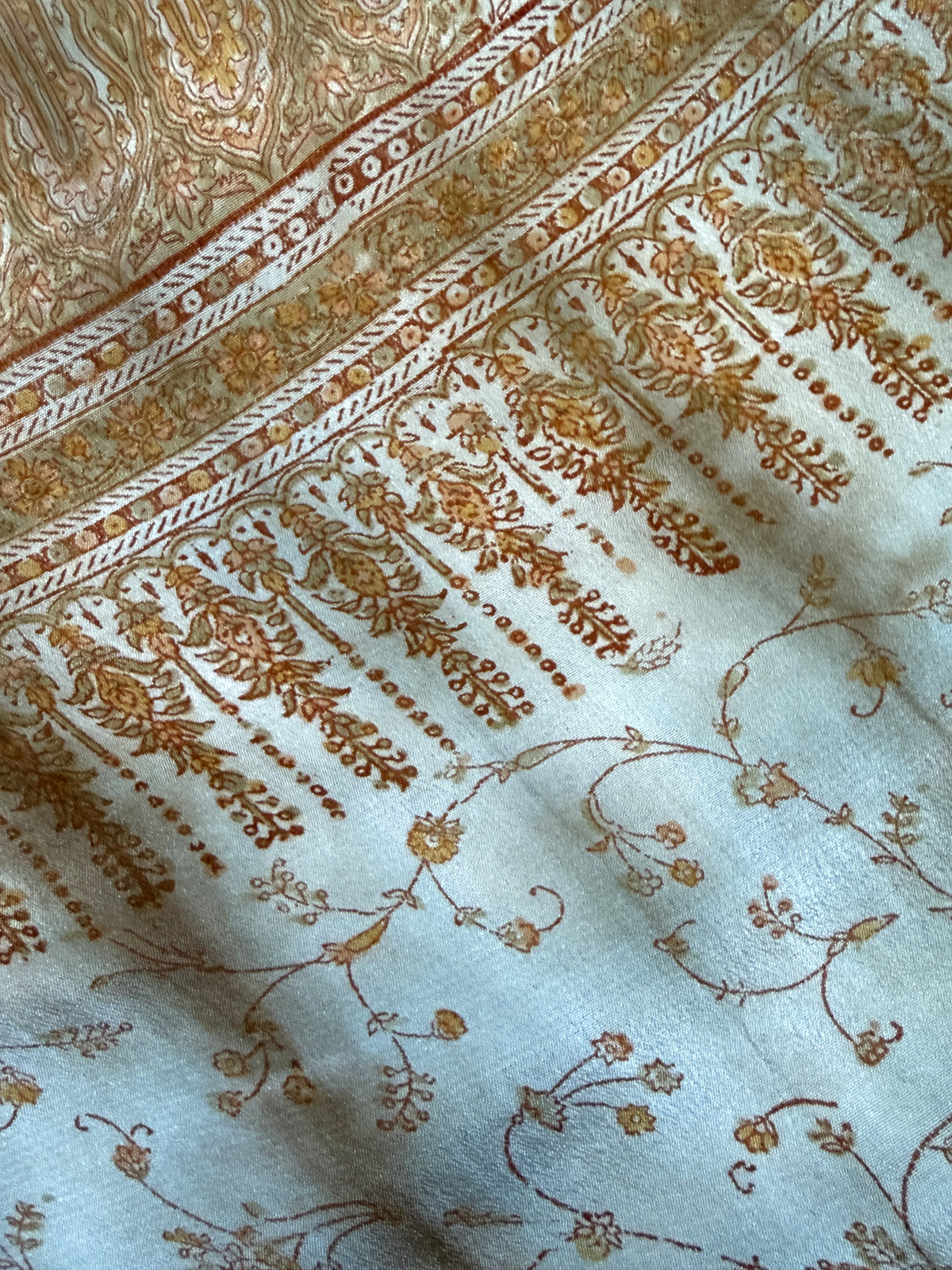 Détail de la broderie et de la matière, soie naturelle verte et grise, Yayavara Creation