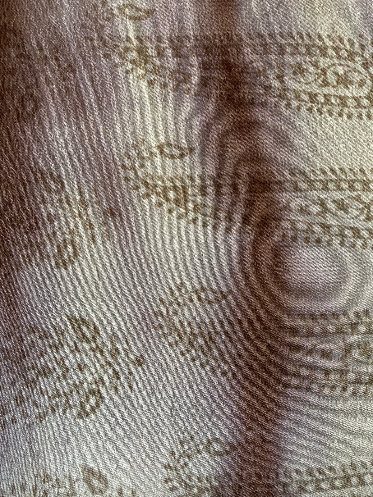 Détail de la broderie et de la matière, soie naturelle rose clair, Yayavara Creation