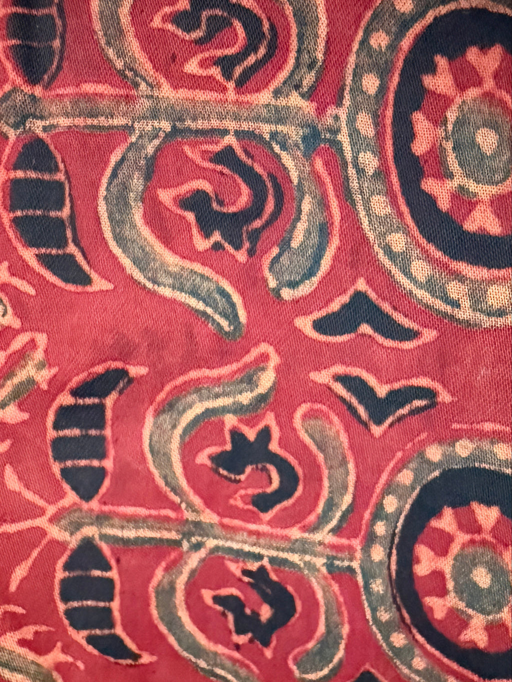 Détail de la broderie et de la matière, soie naturelle, robe rouge, Yayavara Creation